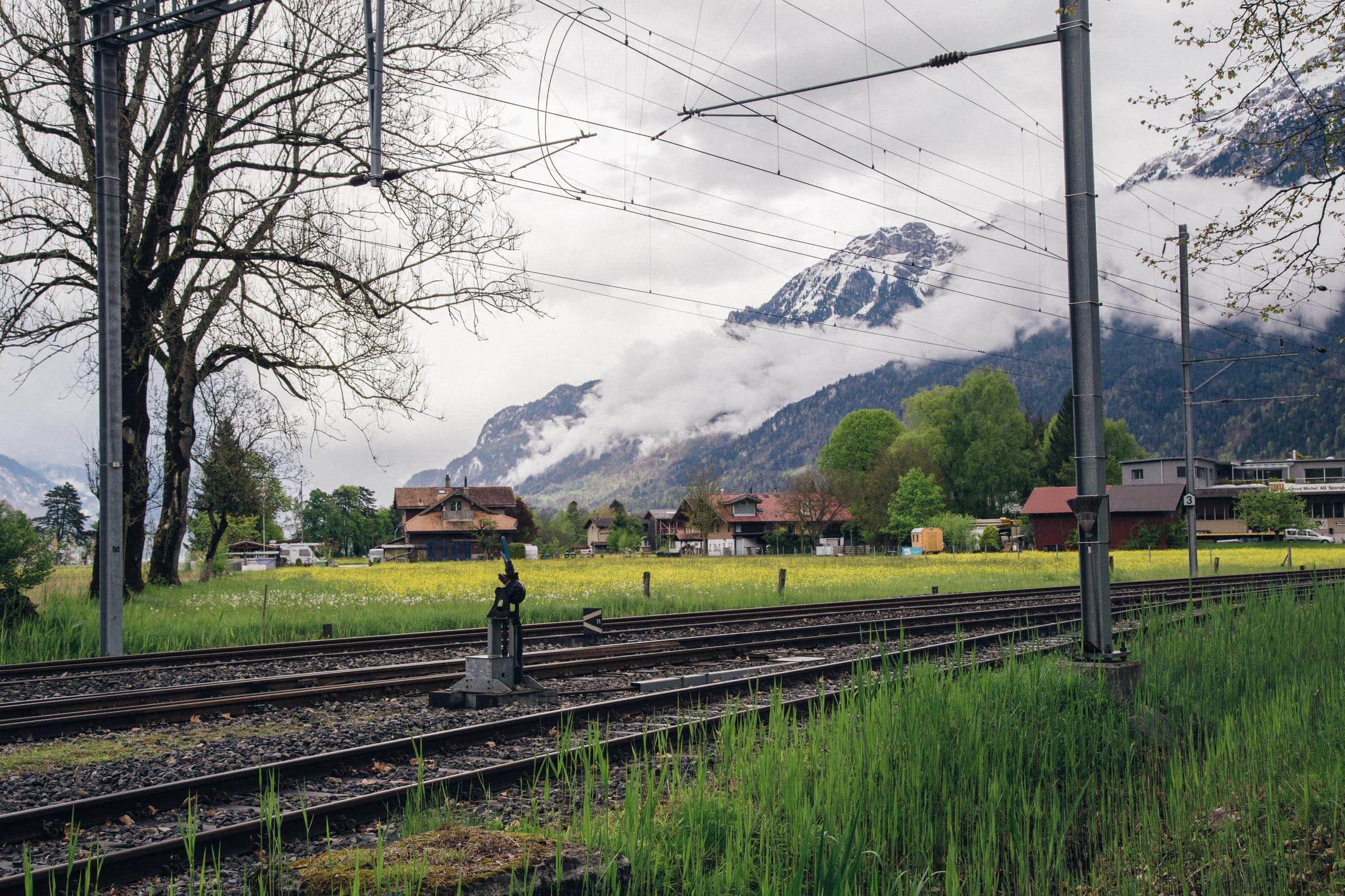 Fotografie in den Bergen mit Schienen, die die Bahnindustrie in Österreich darstellen sollen