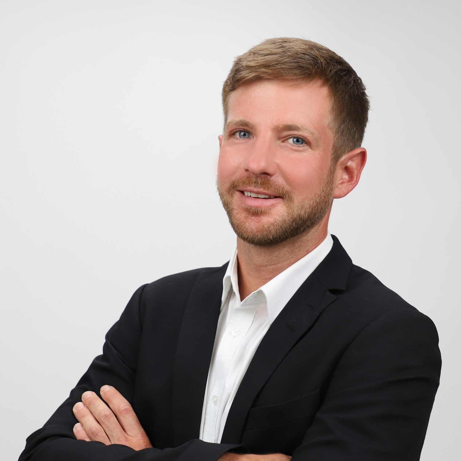 Dieses Bild zeigt Alexander Pirker, einen Elektrotechniker in der Energietechnik/Diagnostik