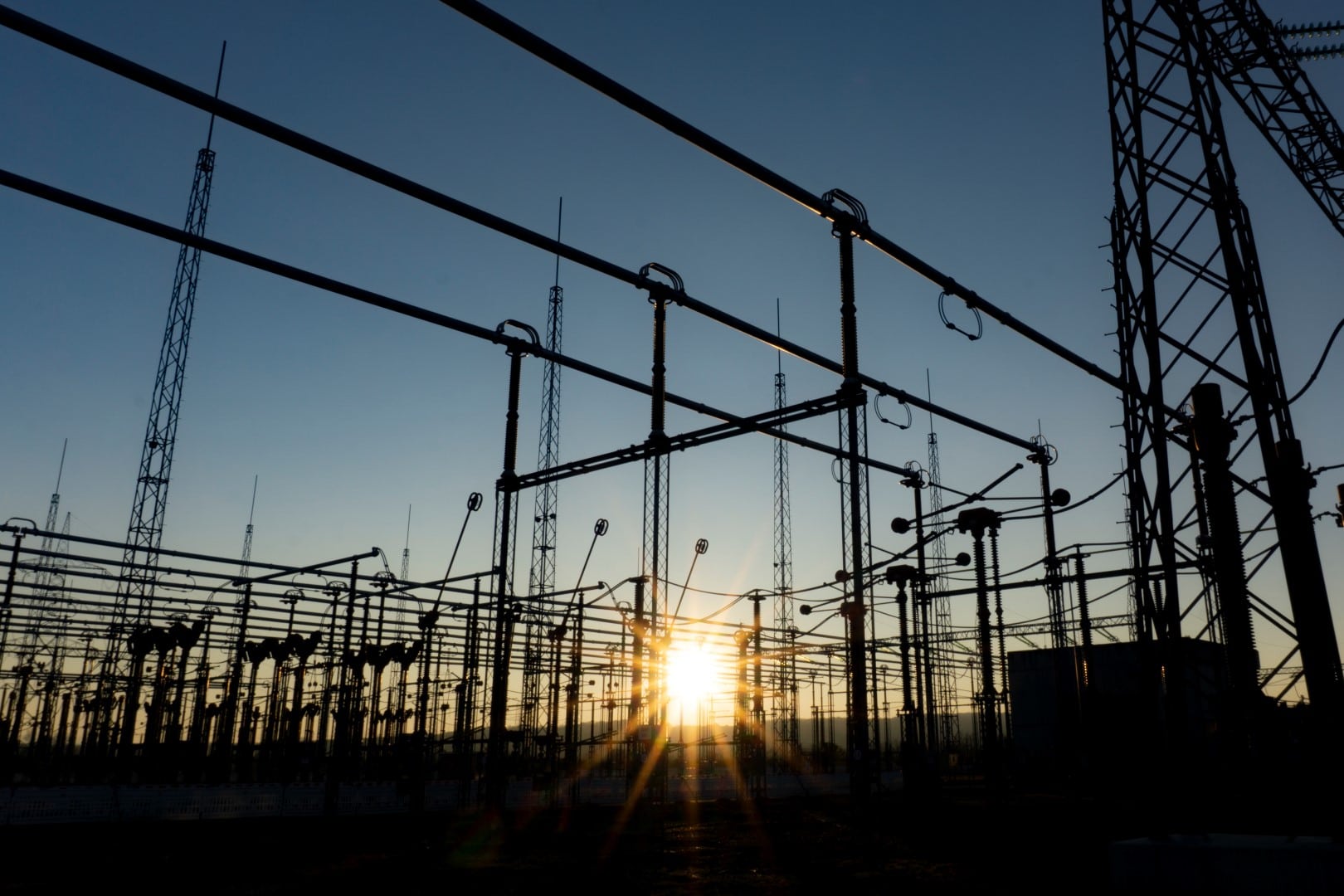 Sonnenuntergang hinter einem Umspannwerk