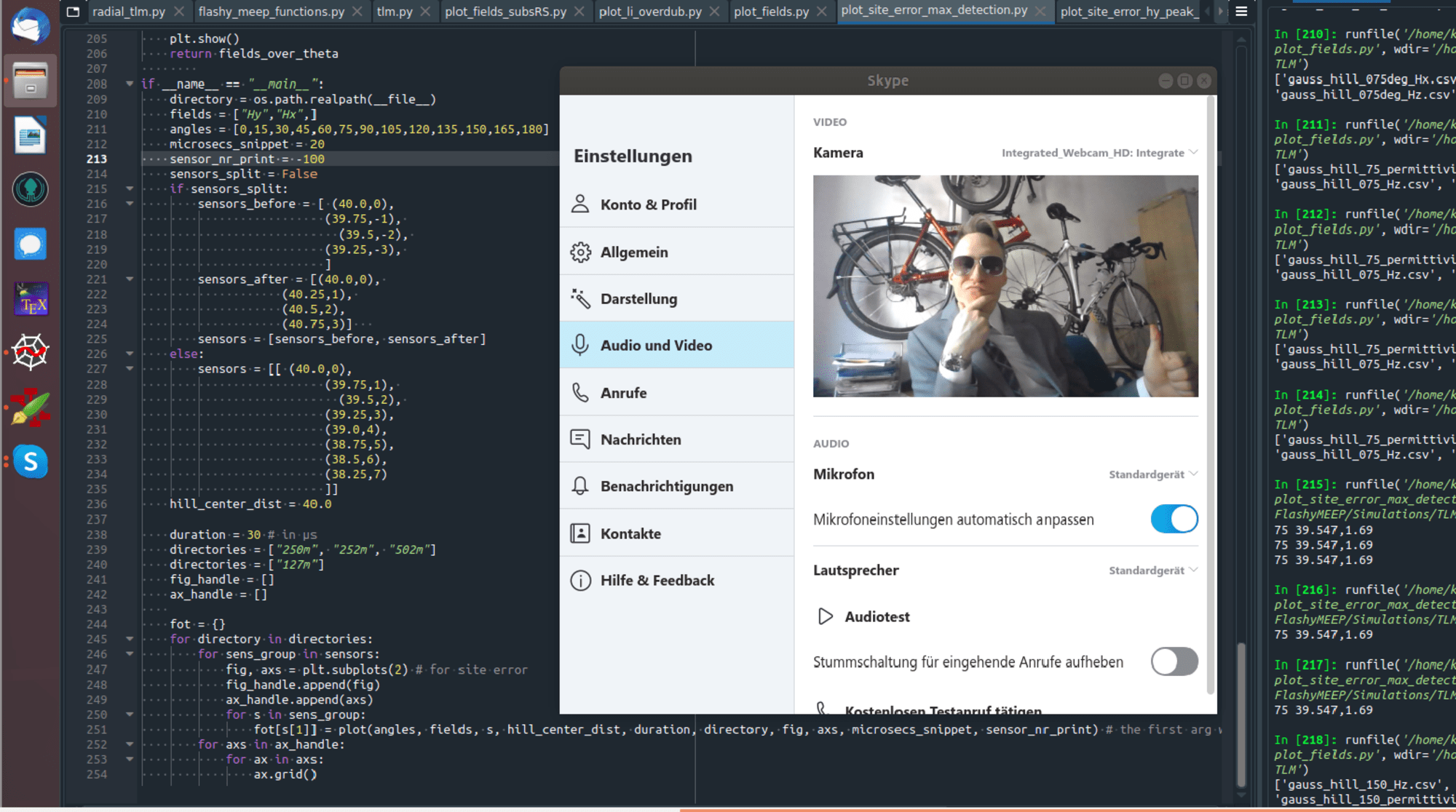 Homeoffice. Bildschirmaufnahme von Codes im Hintergrund und davor ein Fenster von Teams bei der Vorbereitung zu einem Videocall