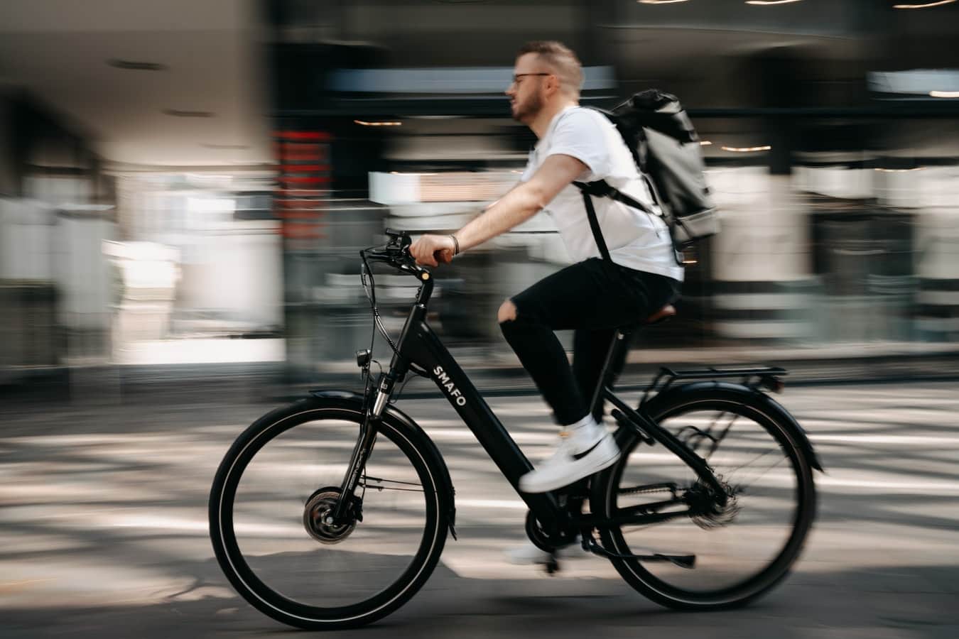 Mann auf E-Bike