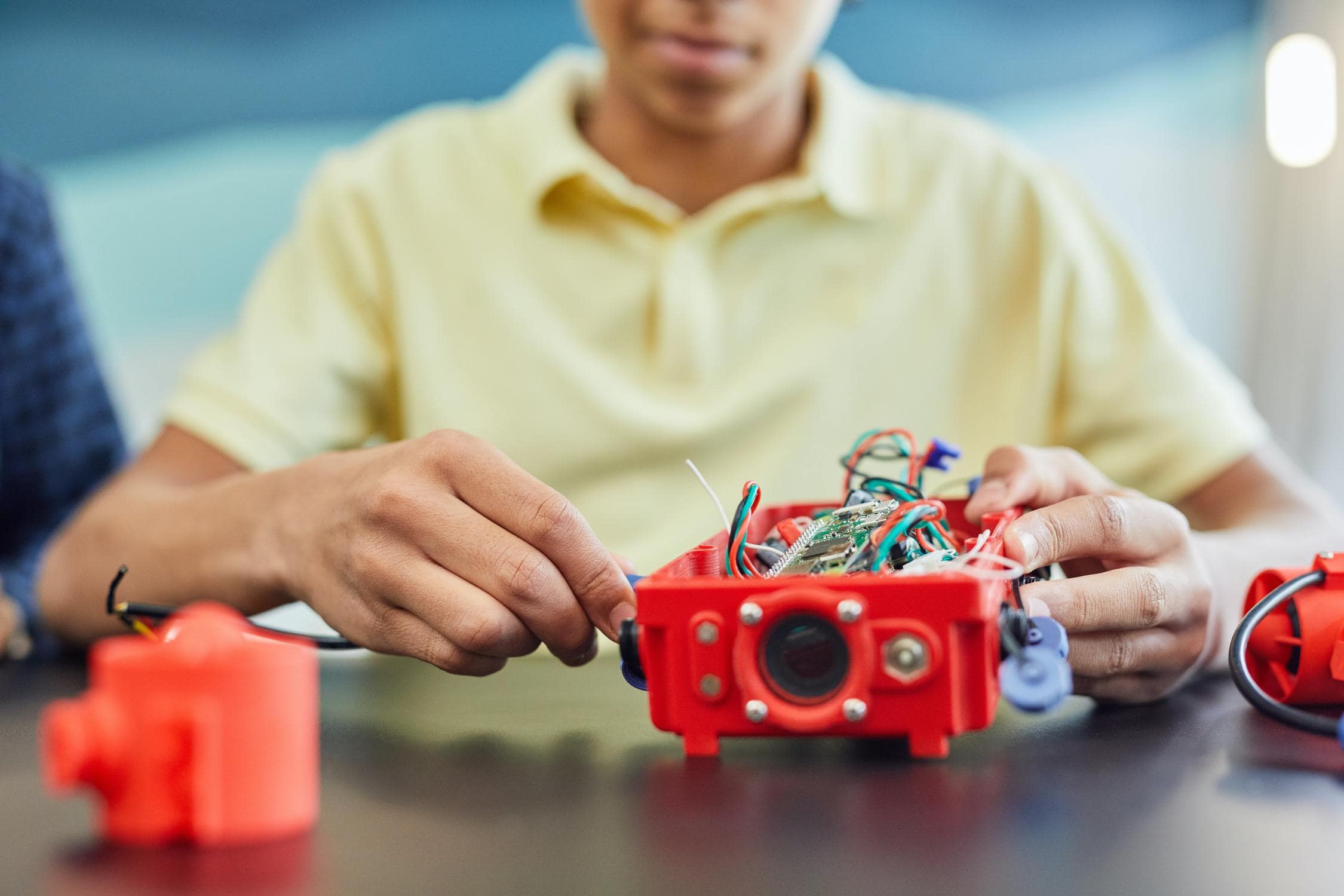 Schüler arbeitet an Erfindungen