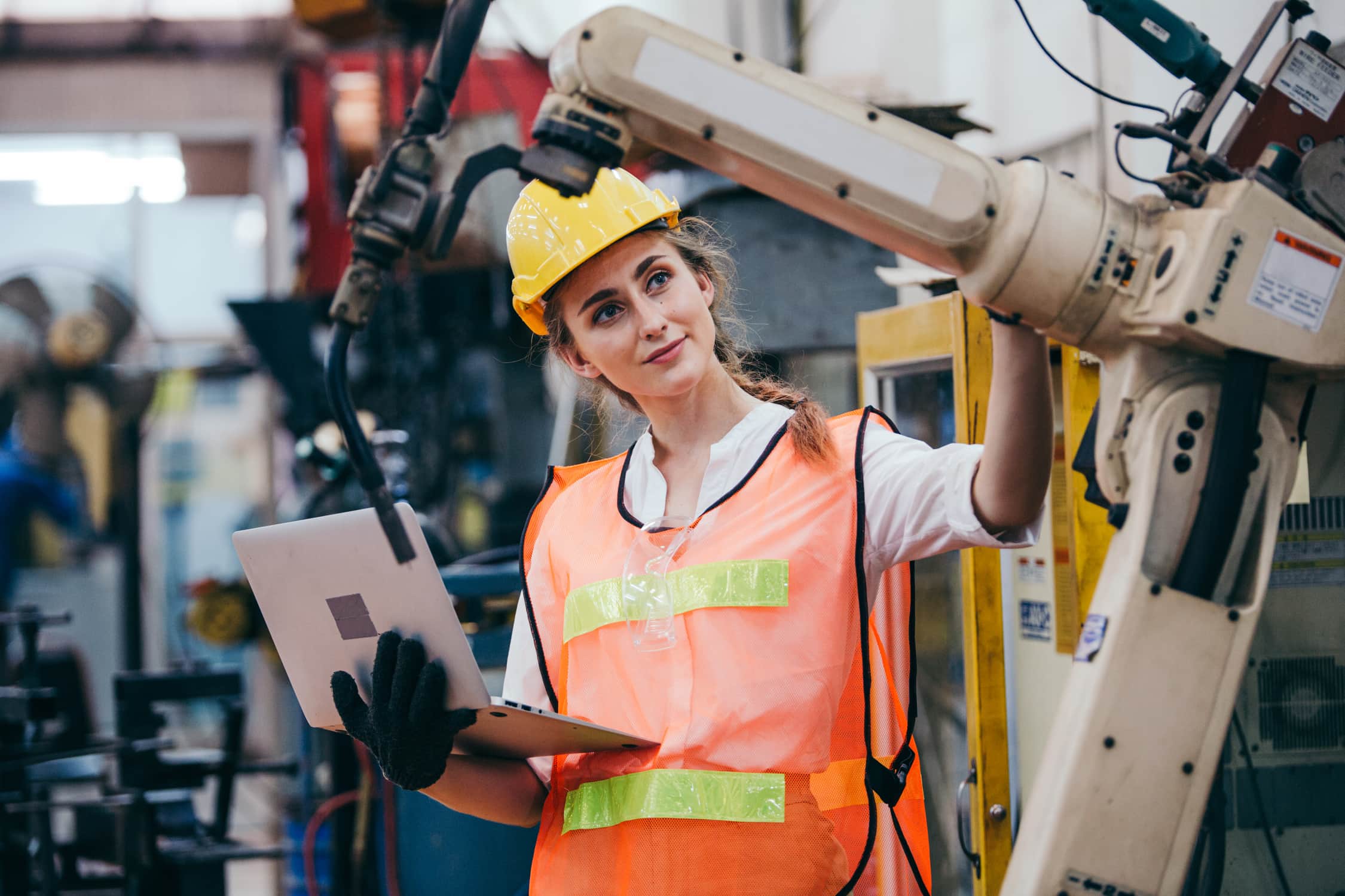 Junge Frau arbeitet in Robotik