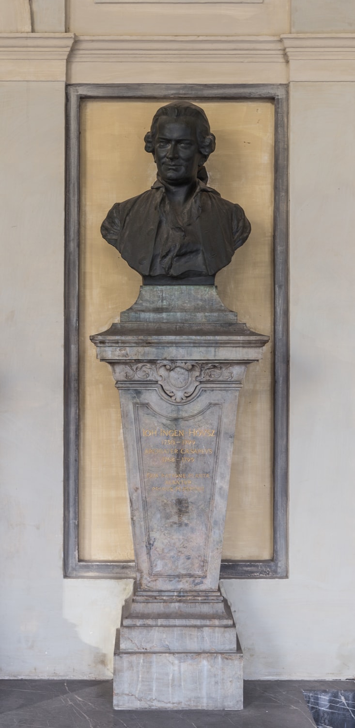 Bronzebüste von Jan Ingenhousz im Arkadenhof der Universität Wien