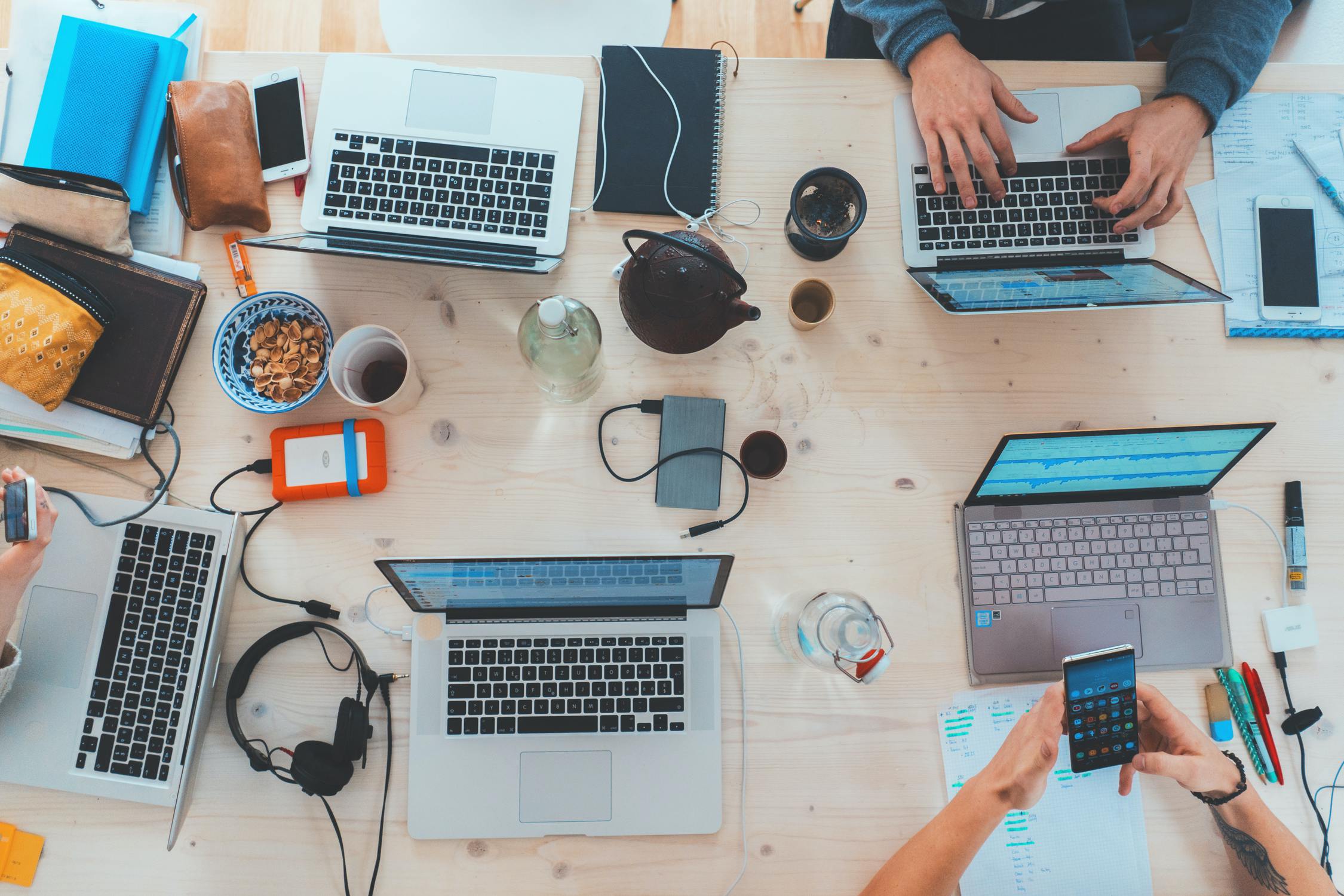 Gemeinsames Arbeiten an einem Tisch mit Laptops