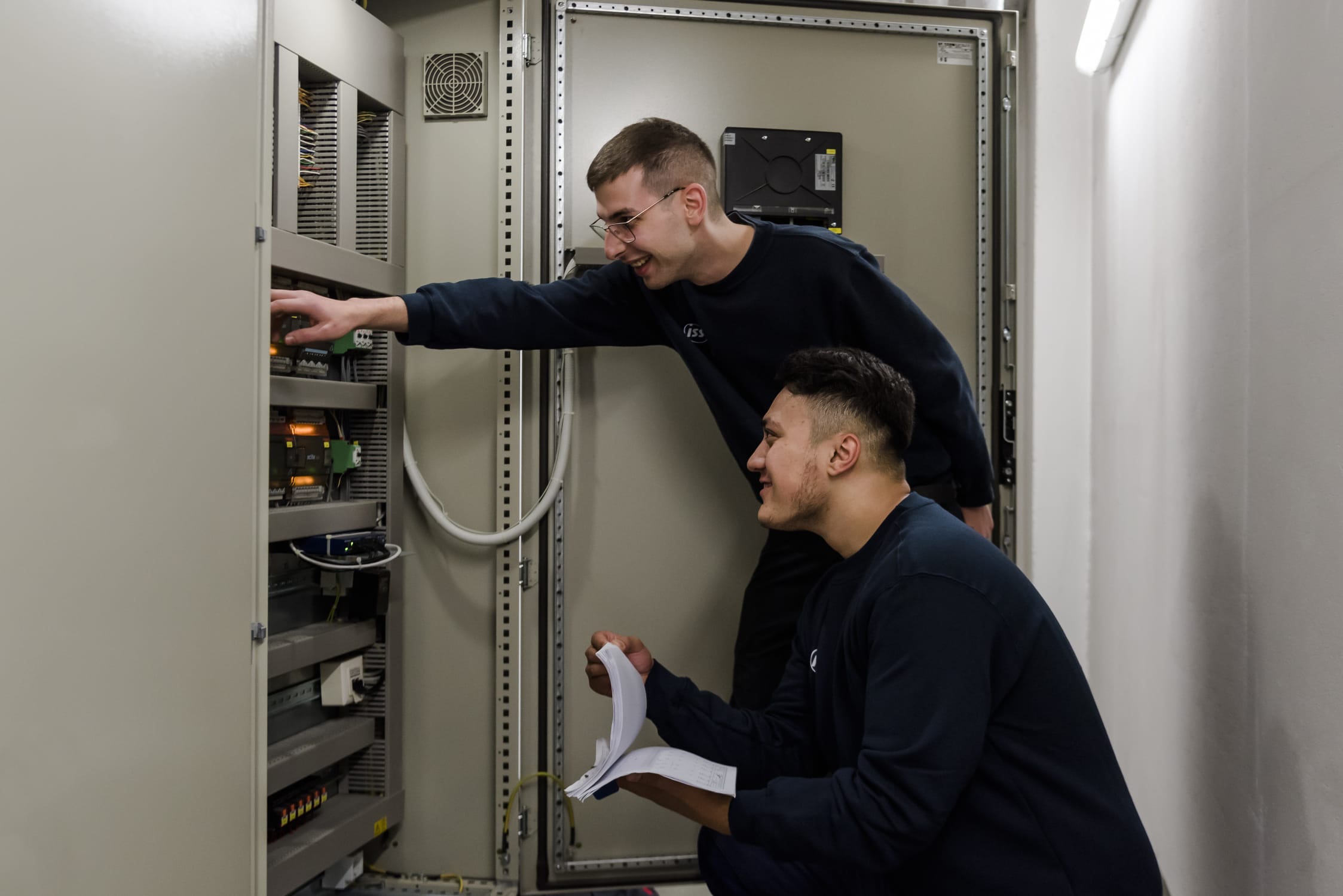 Dieses Bild zeigt zwei Lehrlinge der Elektro- und Gebäudetechnik.