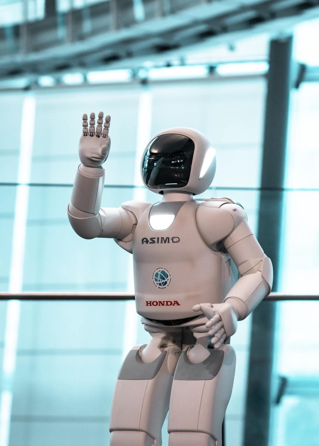Roboter hebt die Hand zur Begrüßung
