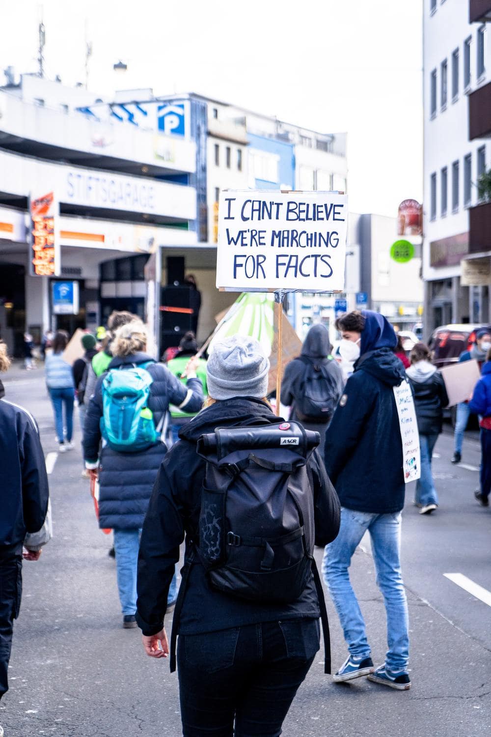 Ein Protest gegen Fake News - Forschen statt Faken.