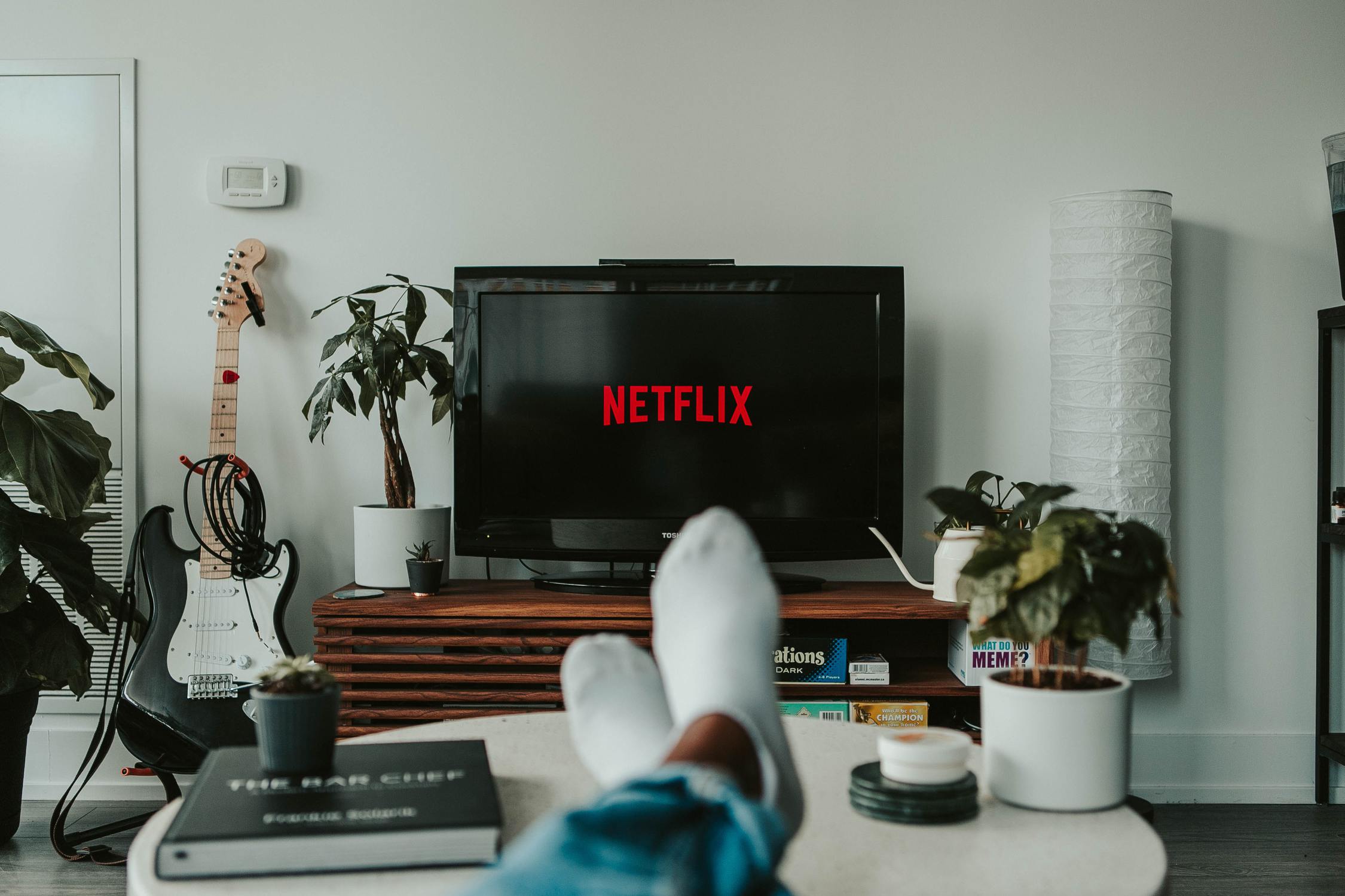 Mann schaut von der Couch aus Netflix