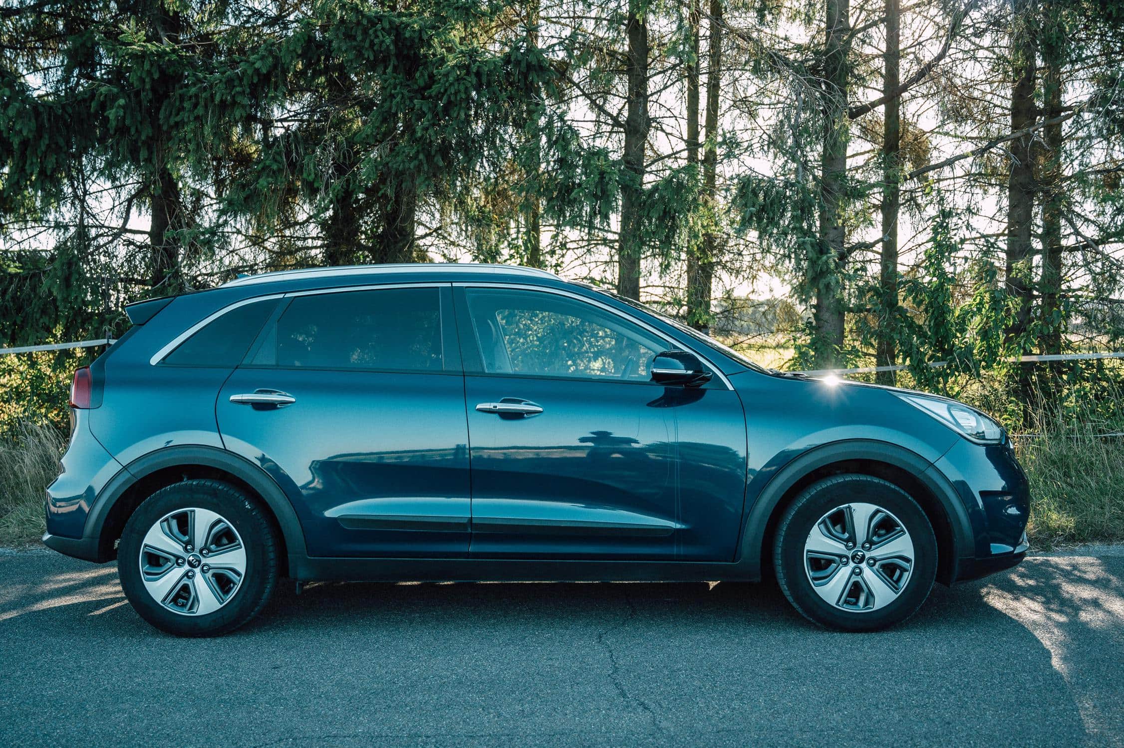 Auto von der Seite am Waldrand