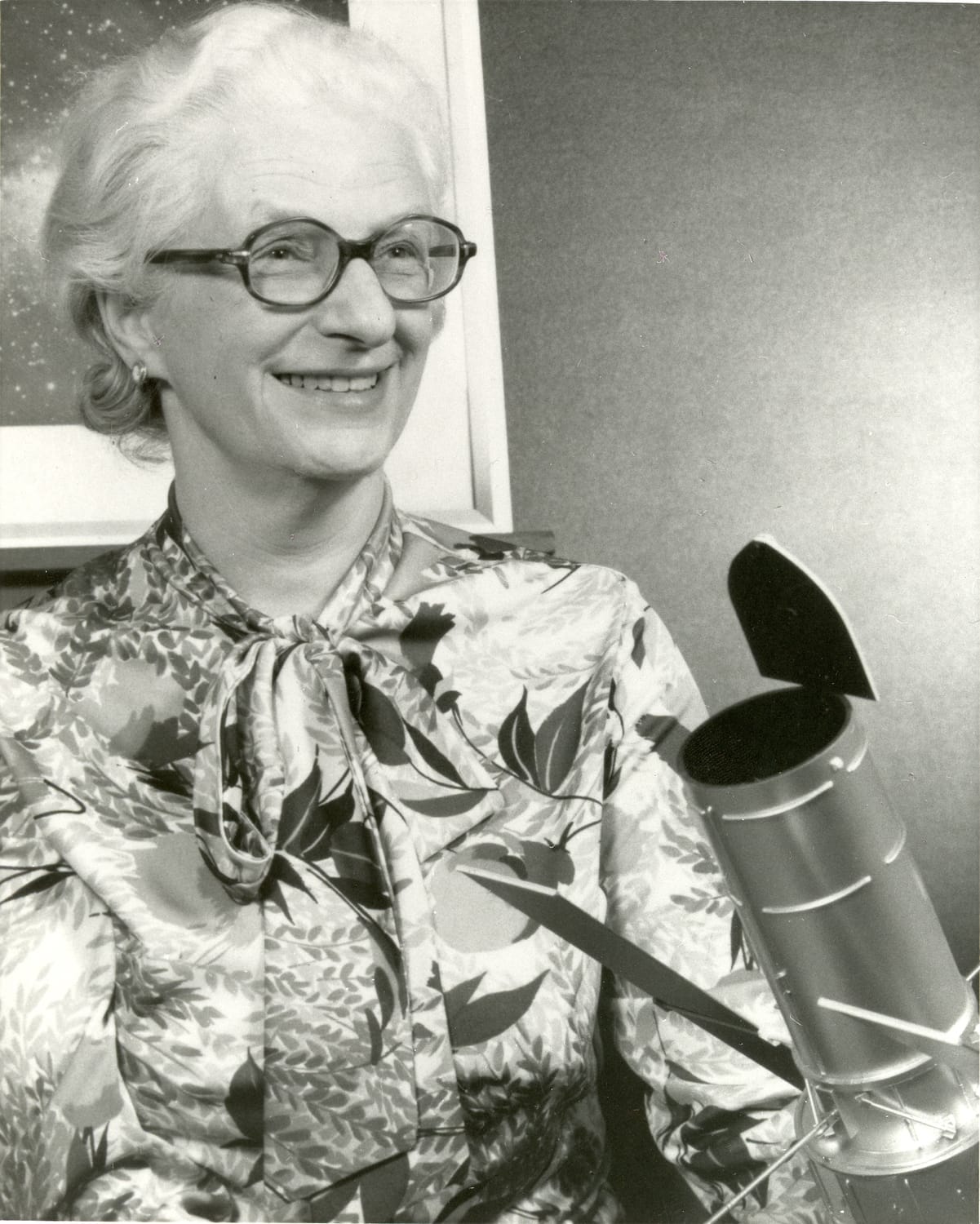 Fotografie von Nancy Grace Roman mit einem Modell des Space-Teleskops