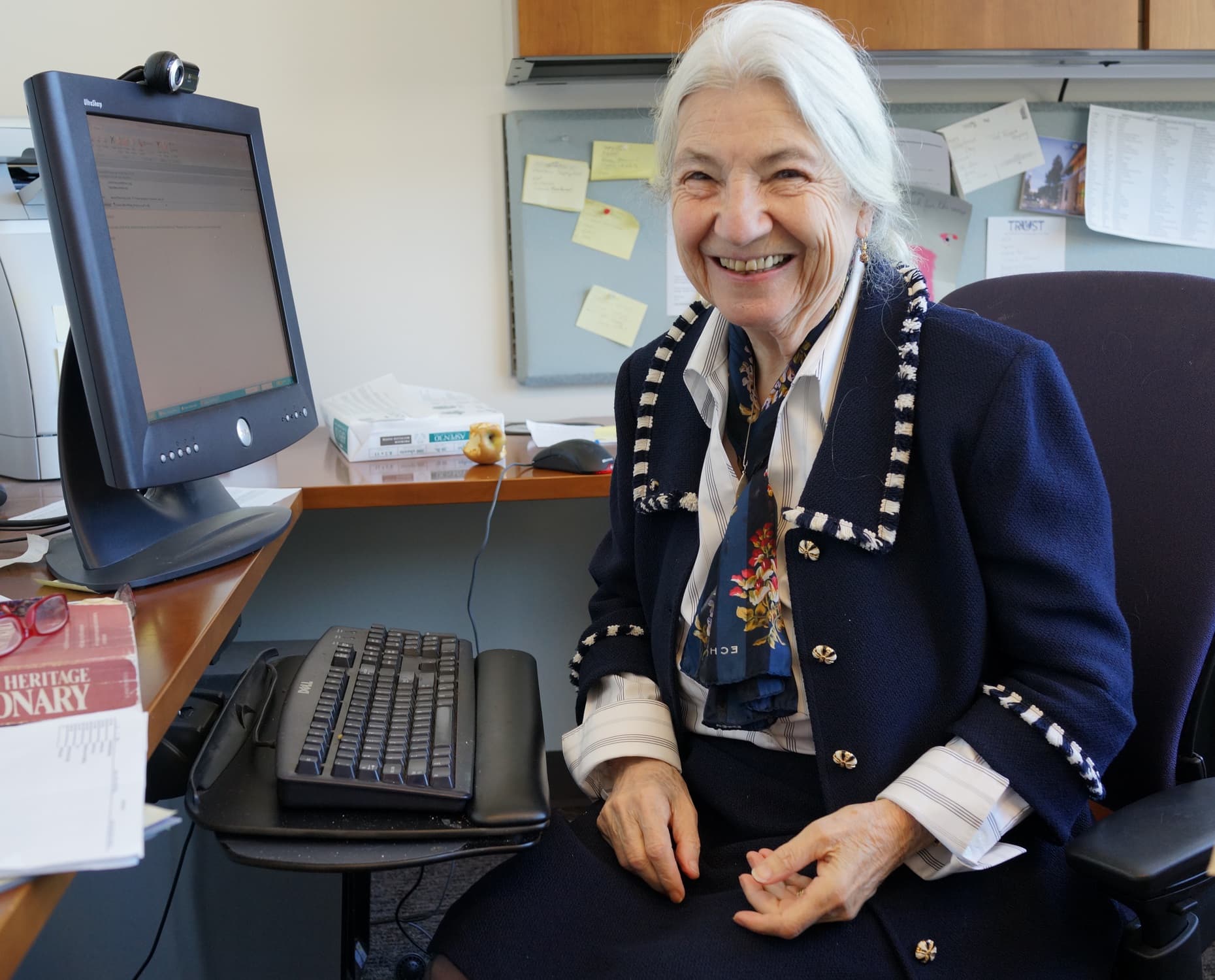 Fotografie von Ruzena Bajcsy in ihrem Büro an der University of California, Berkeley