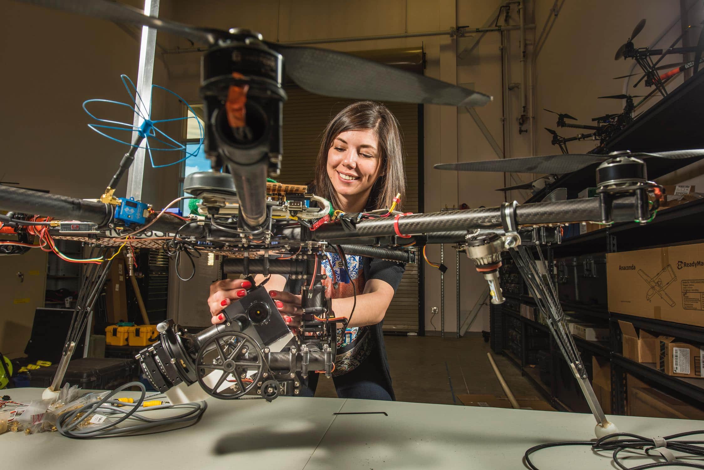 Mädchen macht eine Lehre in Elektrotechnik oder IT