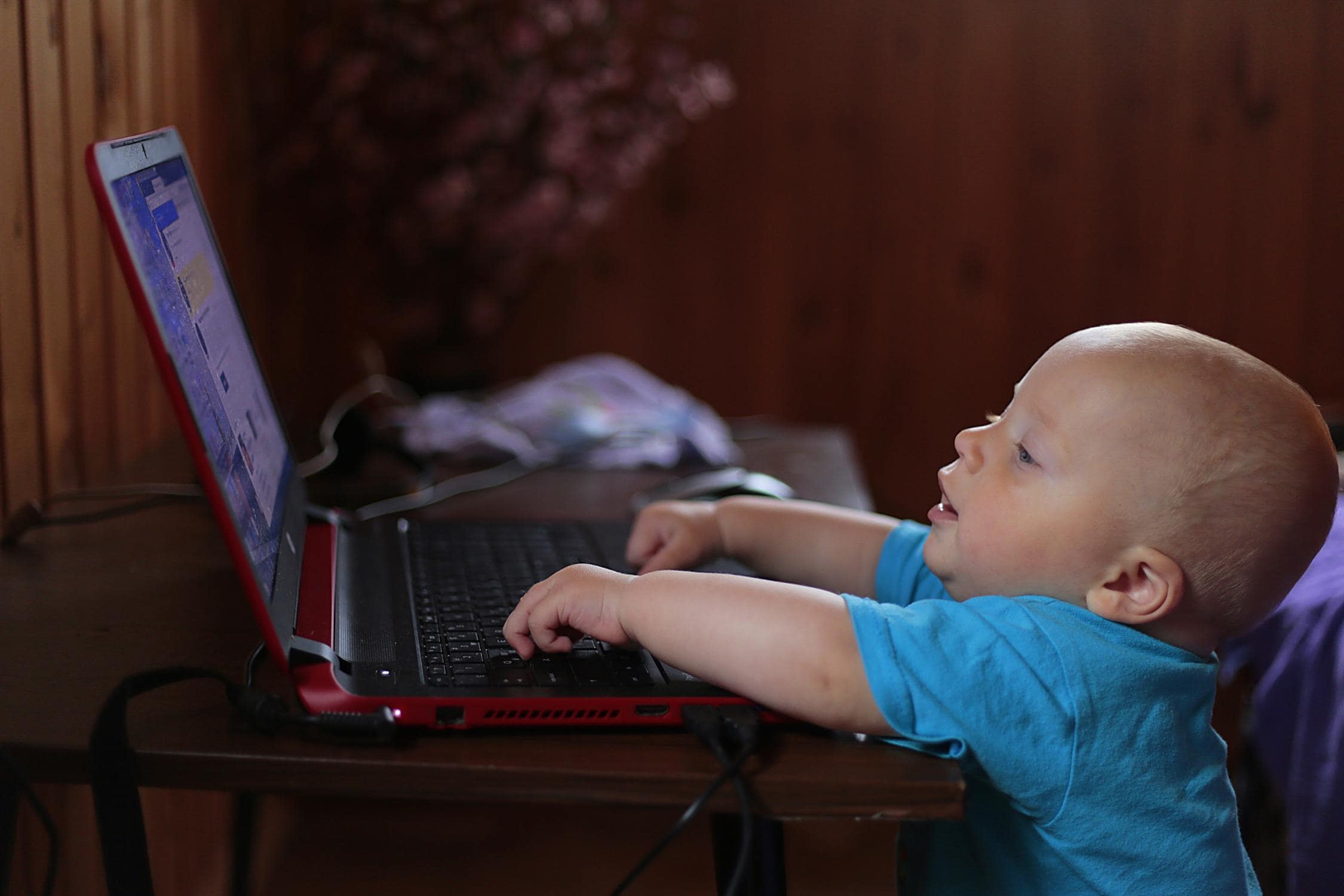 Kleinkind vor Laptop. Soll darstellen, wie babyleicht es ist, ein sicheres Passwort zu generieren.