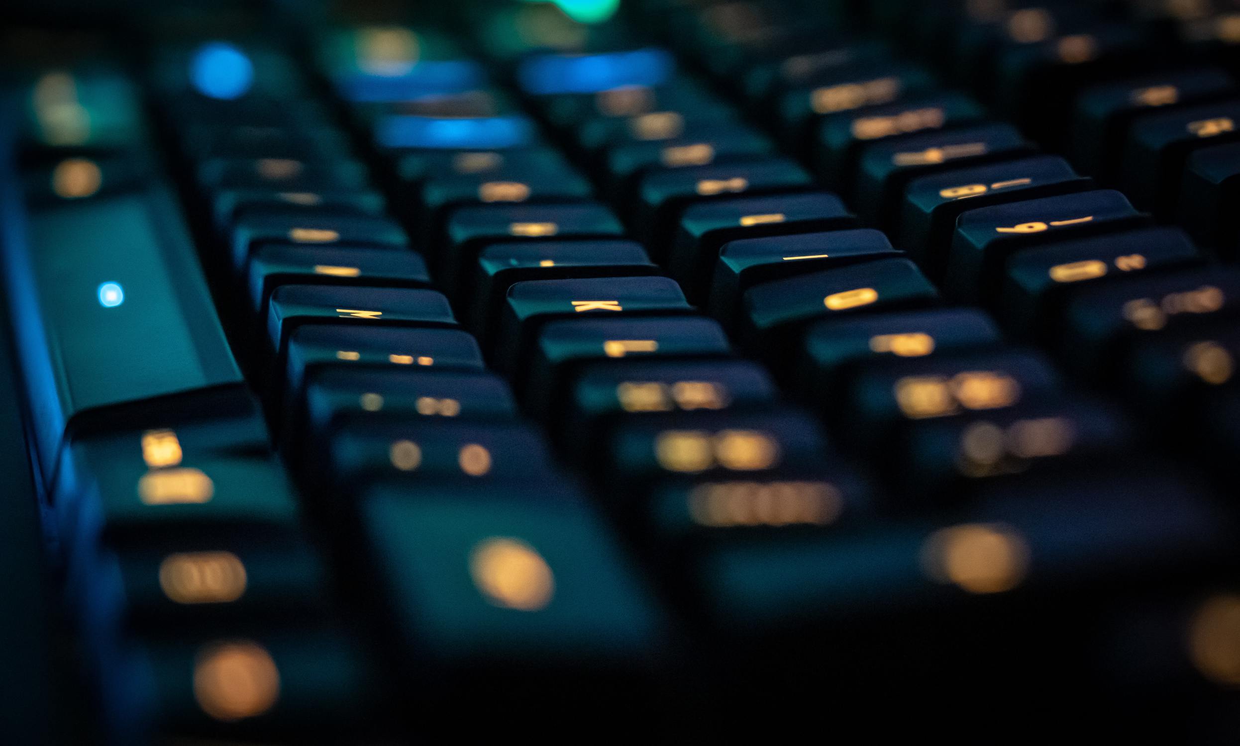 Tastatur mit leuchtenden Buchstaben in Nahaufnahme