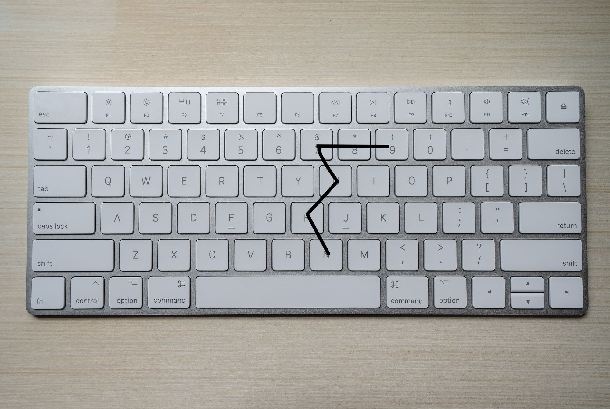 Auf der Computertastatur wird ein sicheres Passwort gezeichnet