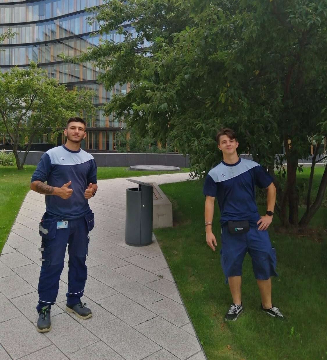 Silviu und Lucas im Vorhof eines Gebäudes