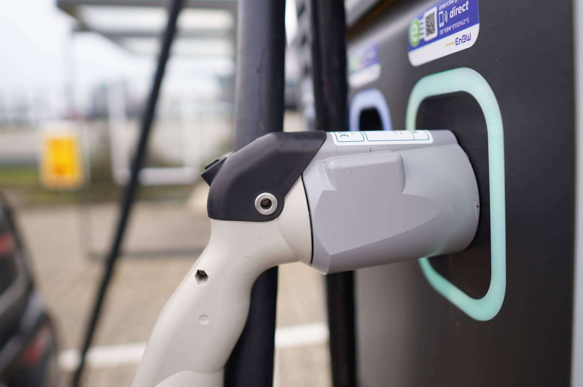 E-Car wird an der Ladestation aufgeladen