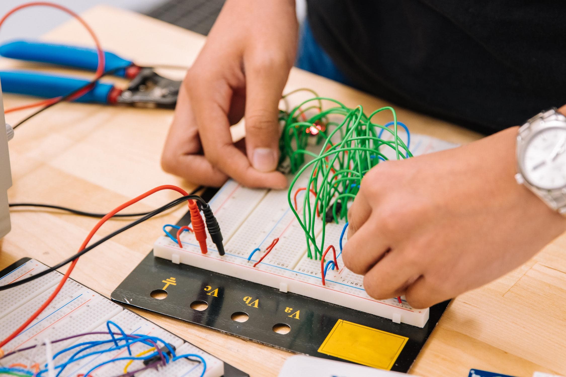 Im MINT-Unterricht wird gebastelt mit Kabeln, ein Einstieg in die Elektrotechnik mit den richtigen Unterrichtsmaterialien.
