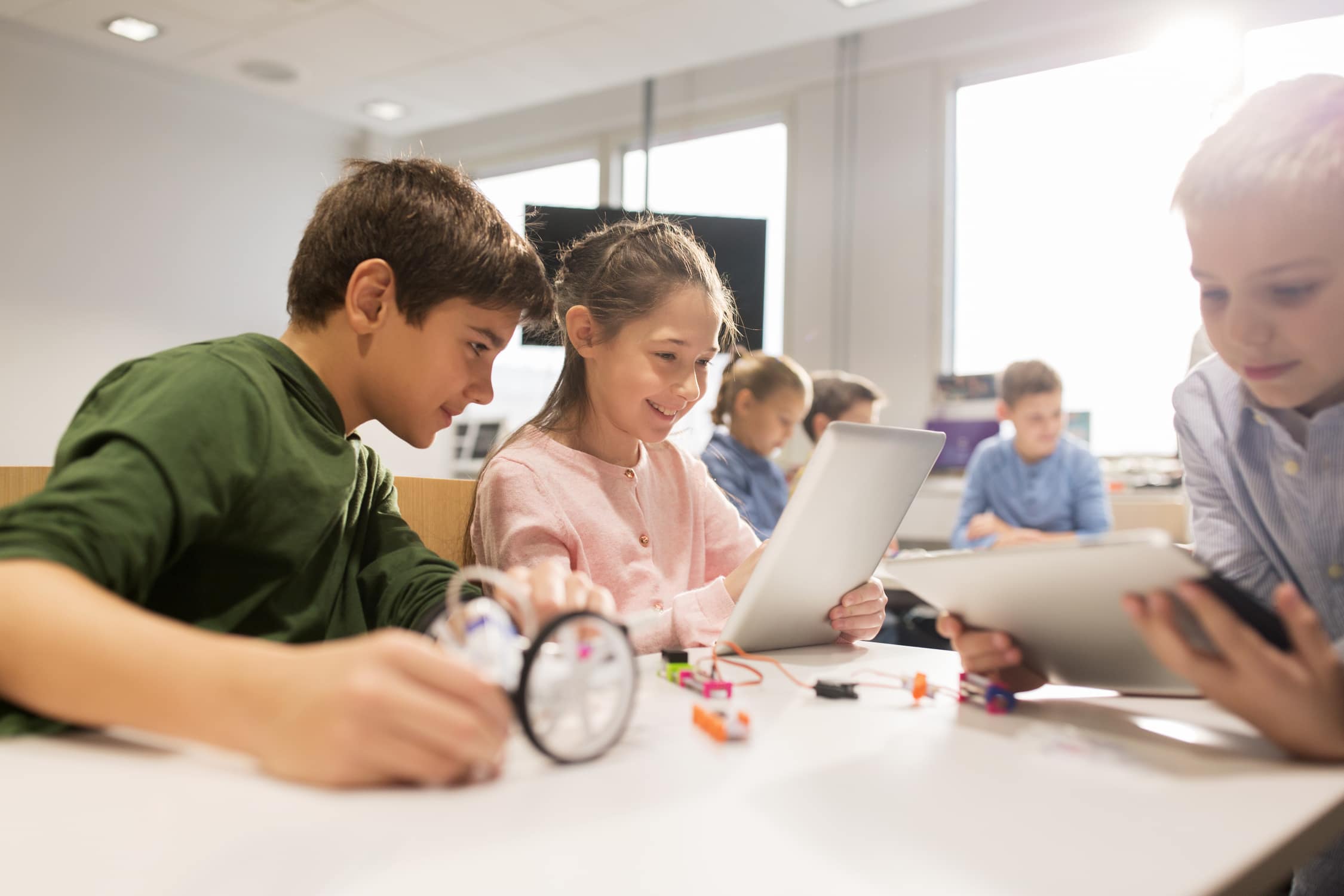 Schüler*innen haben Freude an Unterrichtsmaterialien für die Unterstufe in Elektrotechnik & IT