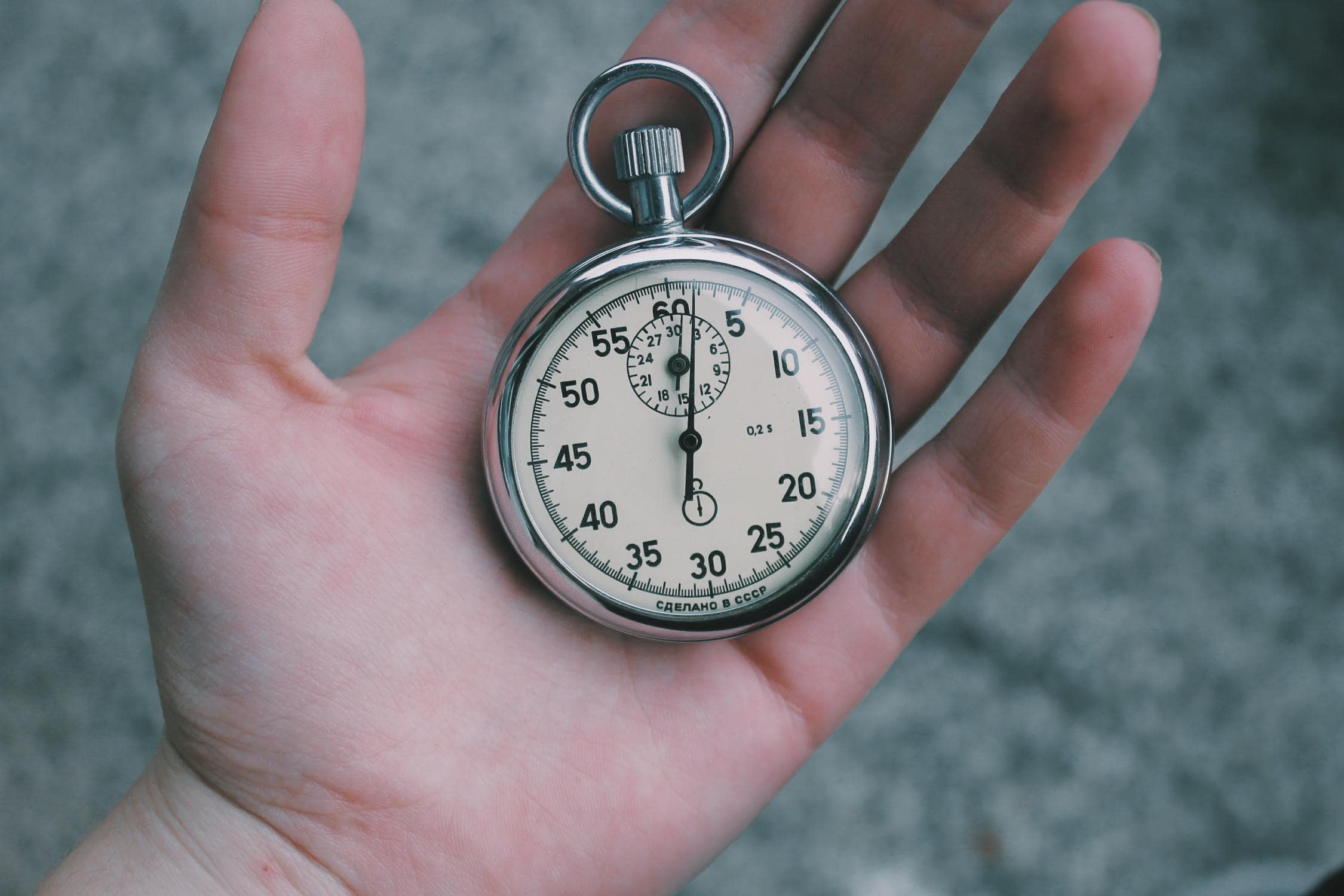 Stoppuhr in der Hand