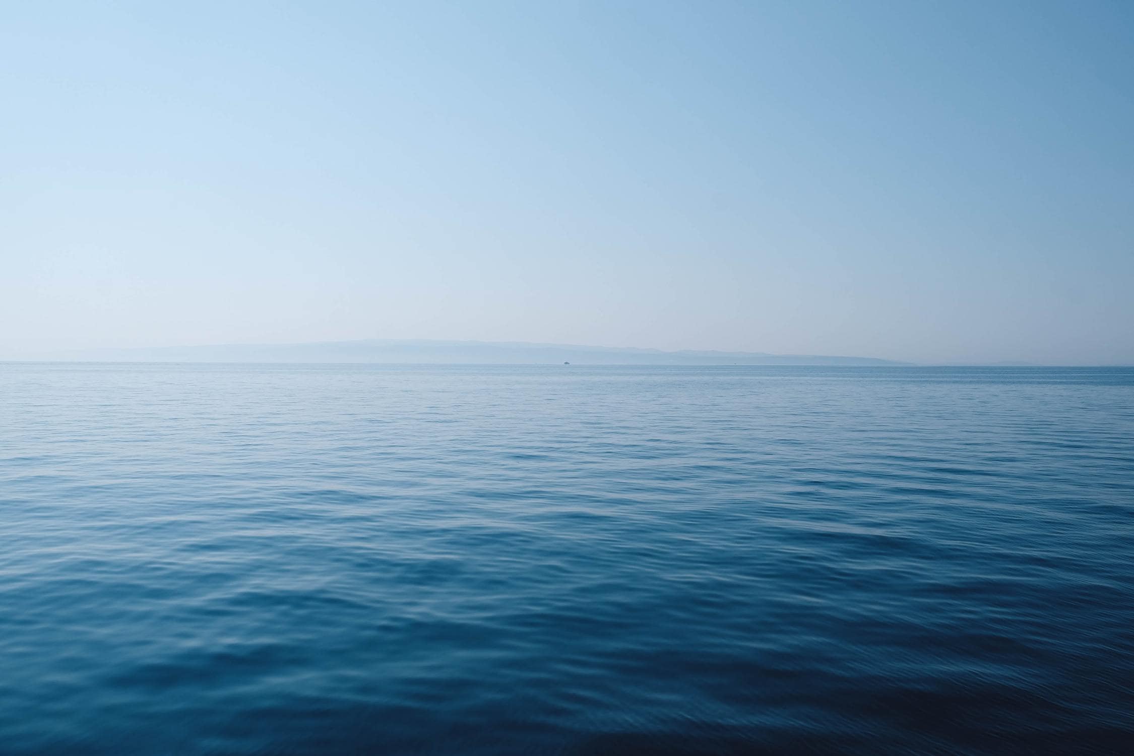 Das Meer erscheint blau, da das blaue Licht gestreut wird