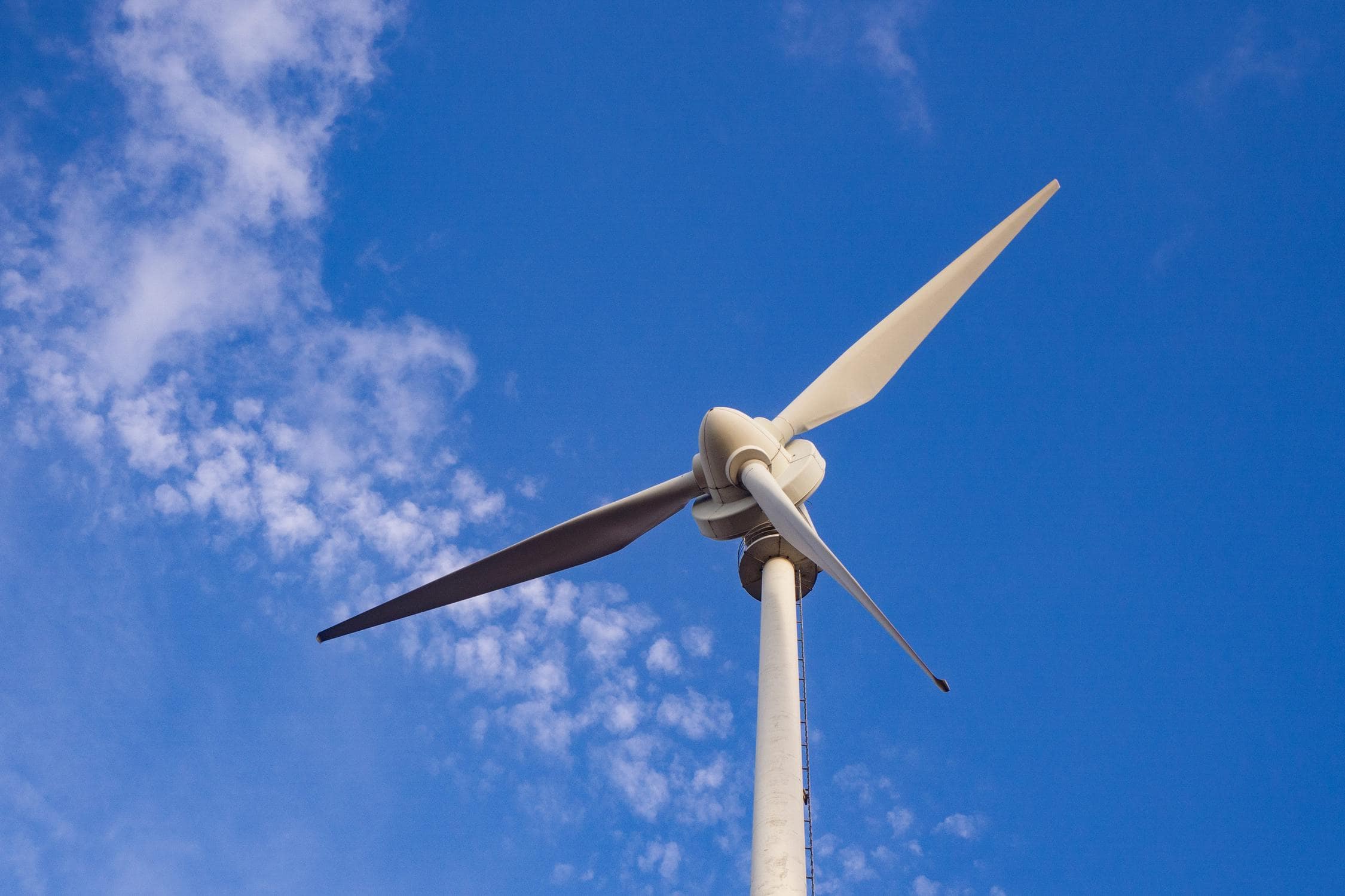 Wirtschaftliche Sicht von Brennstoffzellen und Windkraftanlagen.