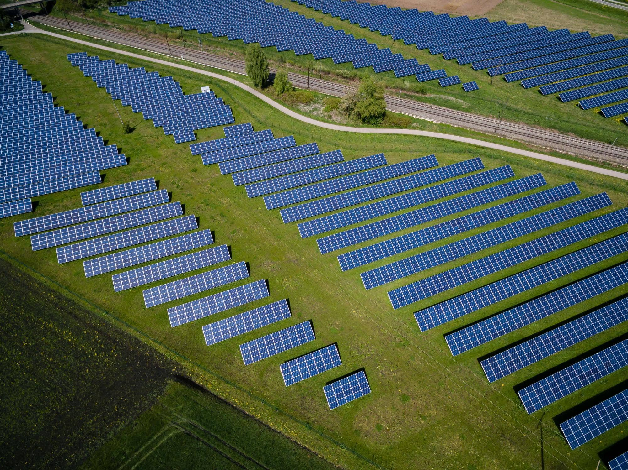 Solar panels auf einem Feld