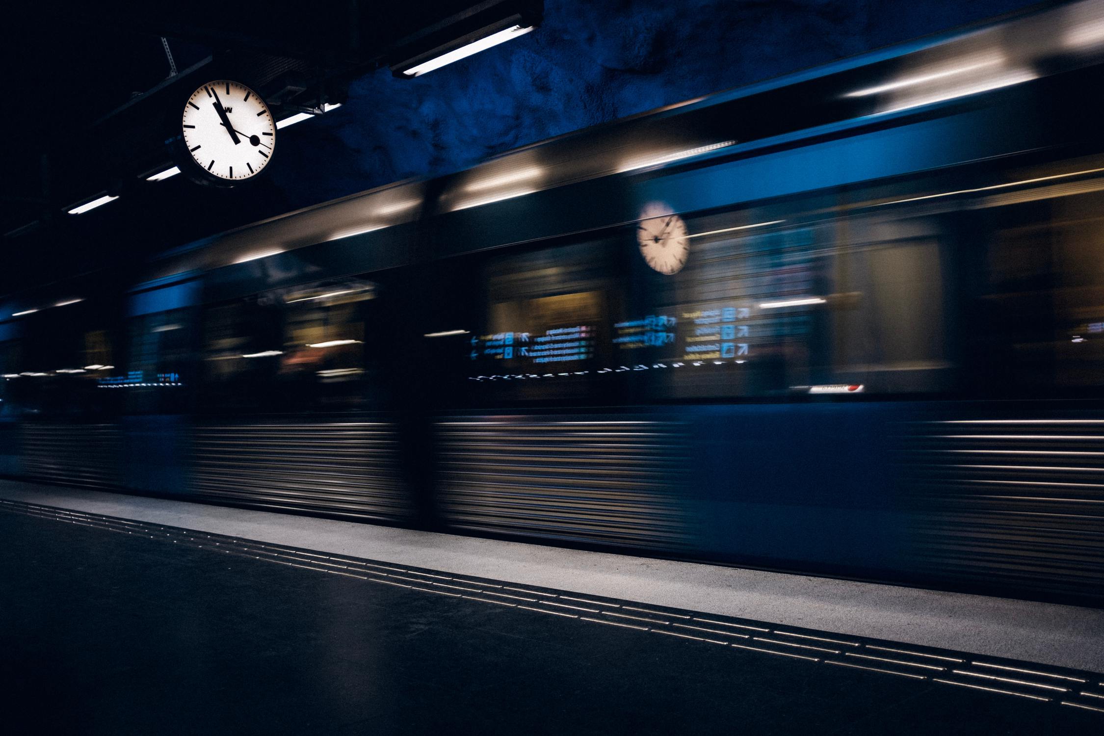 Bei den Bahnsteiguhren handelt es sich um sogenannte Minutensprunguhren.