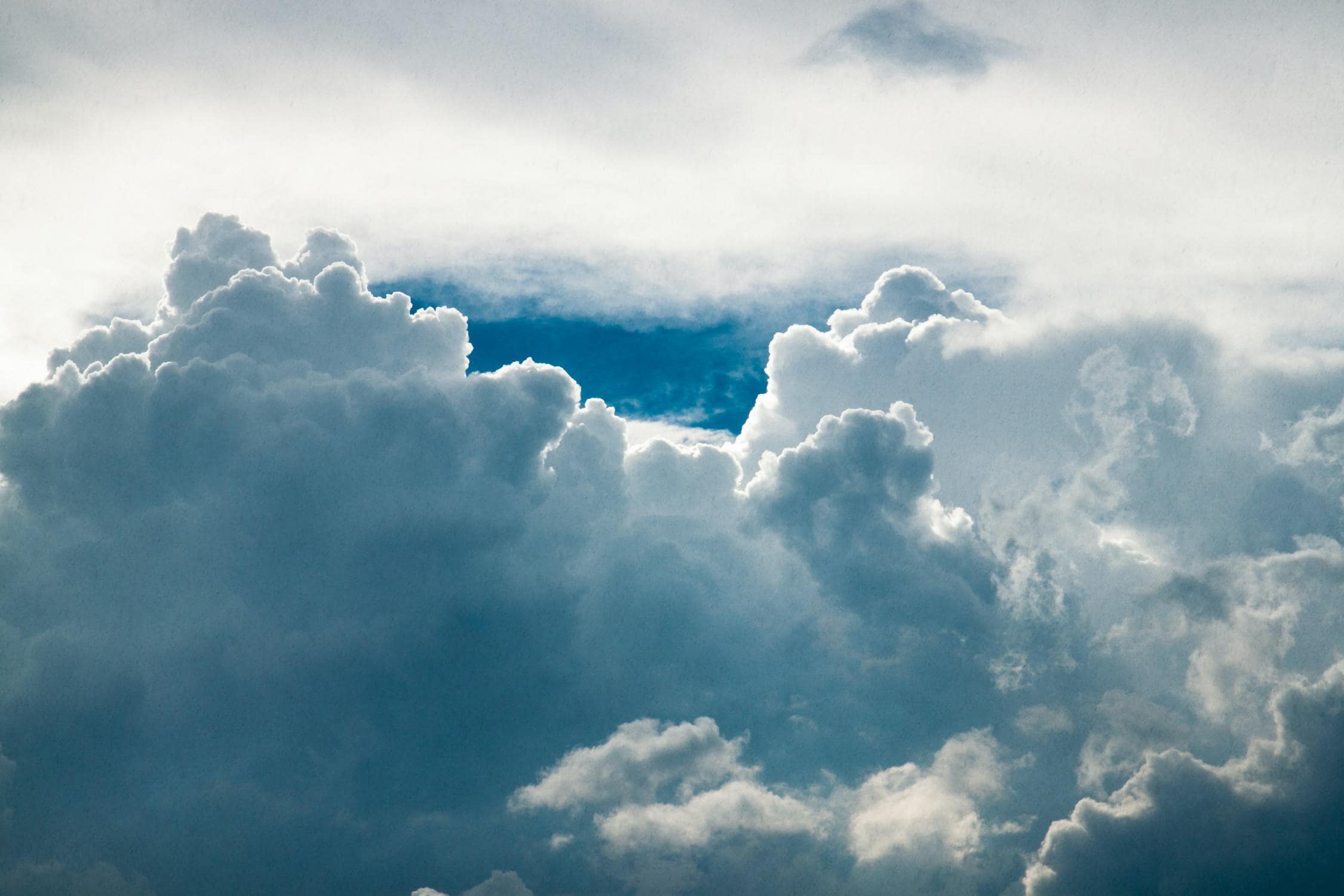 Wolken entstehen durch Kondensation von Wasser
