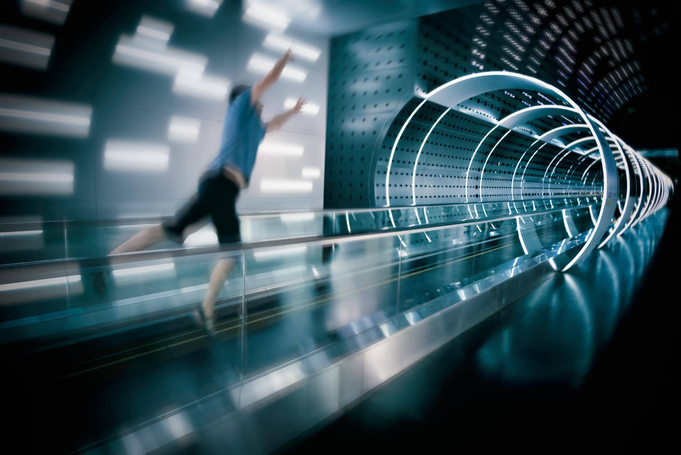 Abbildung, wie man sich eine Zeitreise vorstellt: Mensch springt in einen Tunnel aus Metall. Alles sieht futuristisch aus.