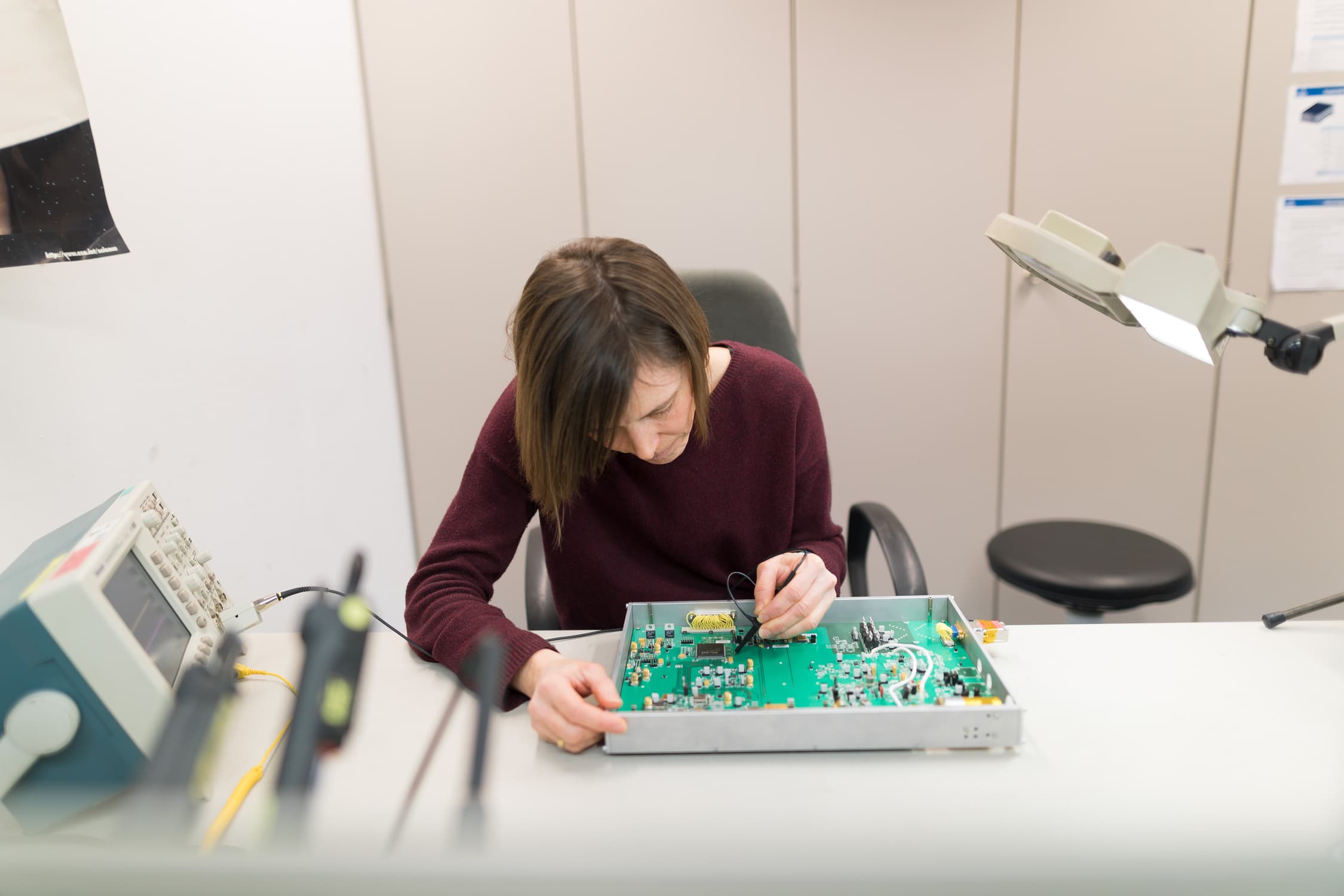 Irmgard Jernej, Technikerin für Weltraumforschung am IWF, bei der Arbeit