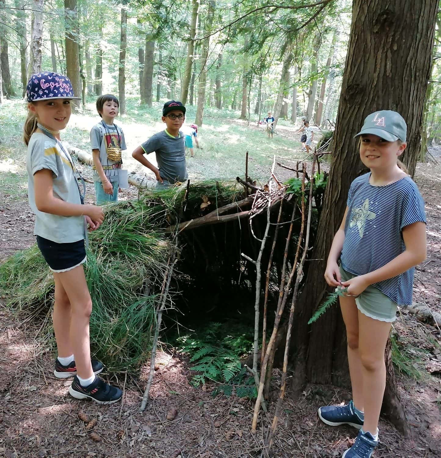 Kinder bei den JKU Science Holidays bei einer Exkursion im Wald