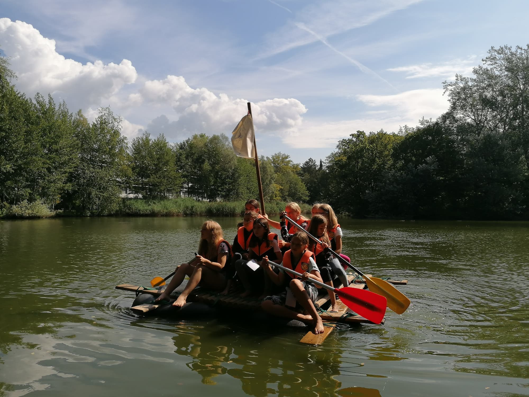 Kinder auf Floß