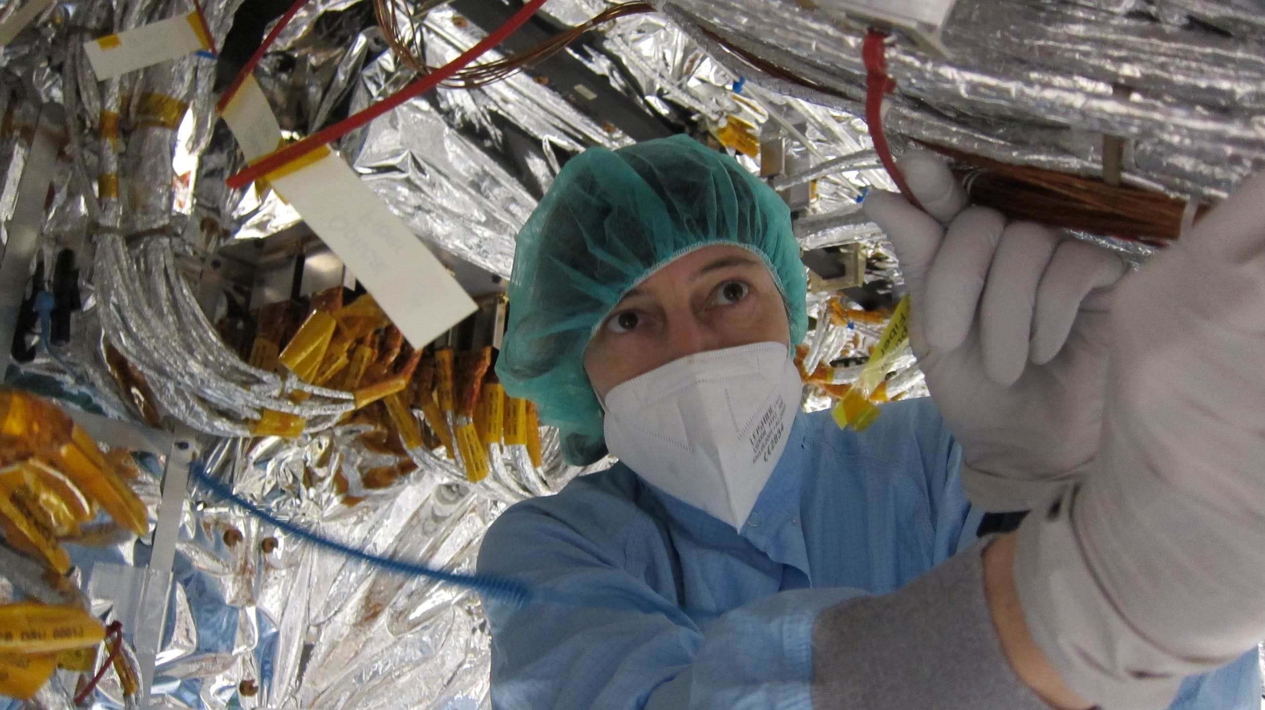 Irmgard Jernej, Technikerin für Weltraumforschung am IWF, bei der Arbeit.