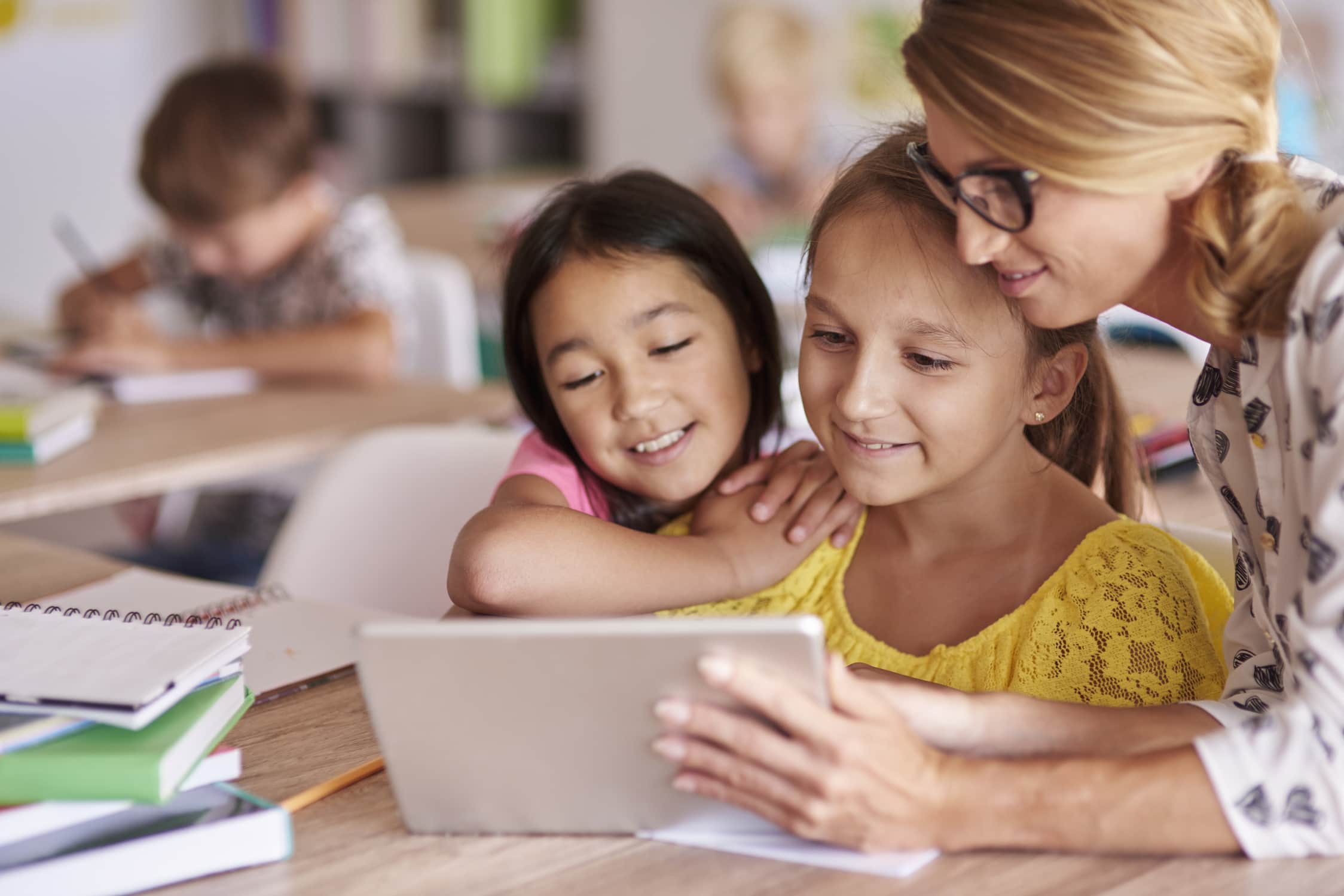 Lehrerin hilft Kindern in Technik-Summer School