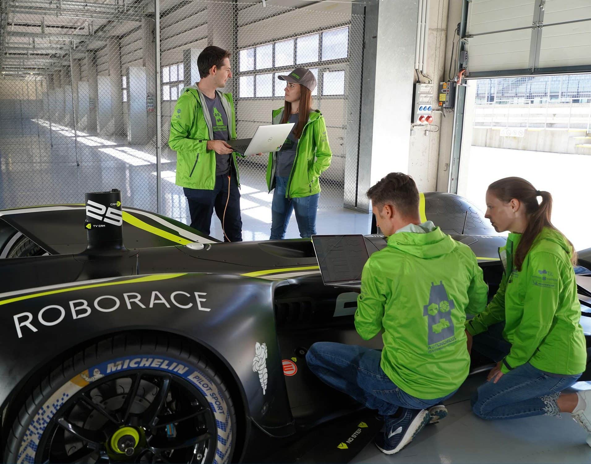 Das Team der TU Graz bereitet alles fürs ROBORACE vor.