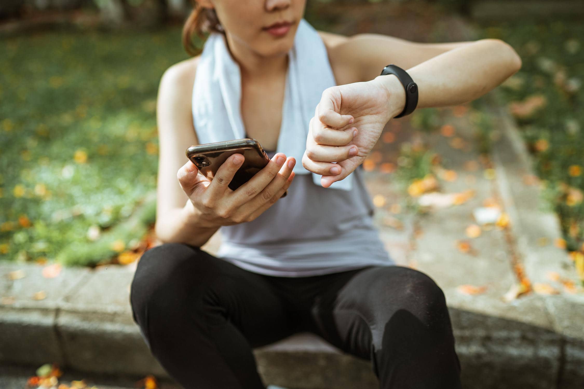 Mädchen informiert sich auf App, wann nächstes Gewitter kommt