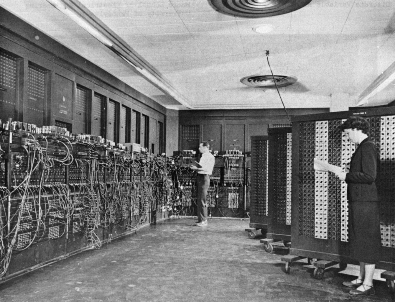 Schwarzweißfotografie von ENIAC, dem ersten Computer der Welt