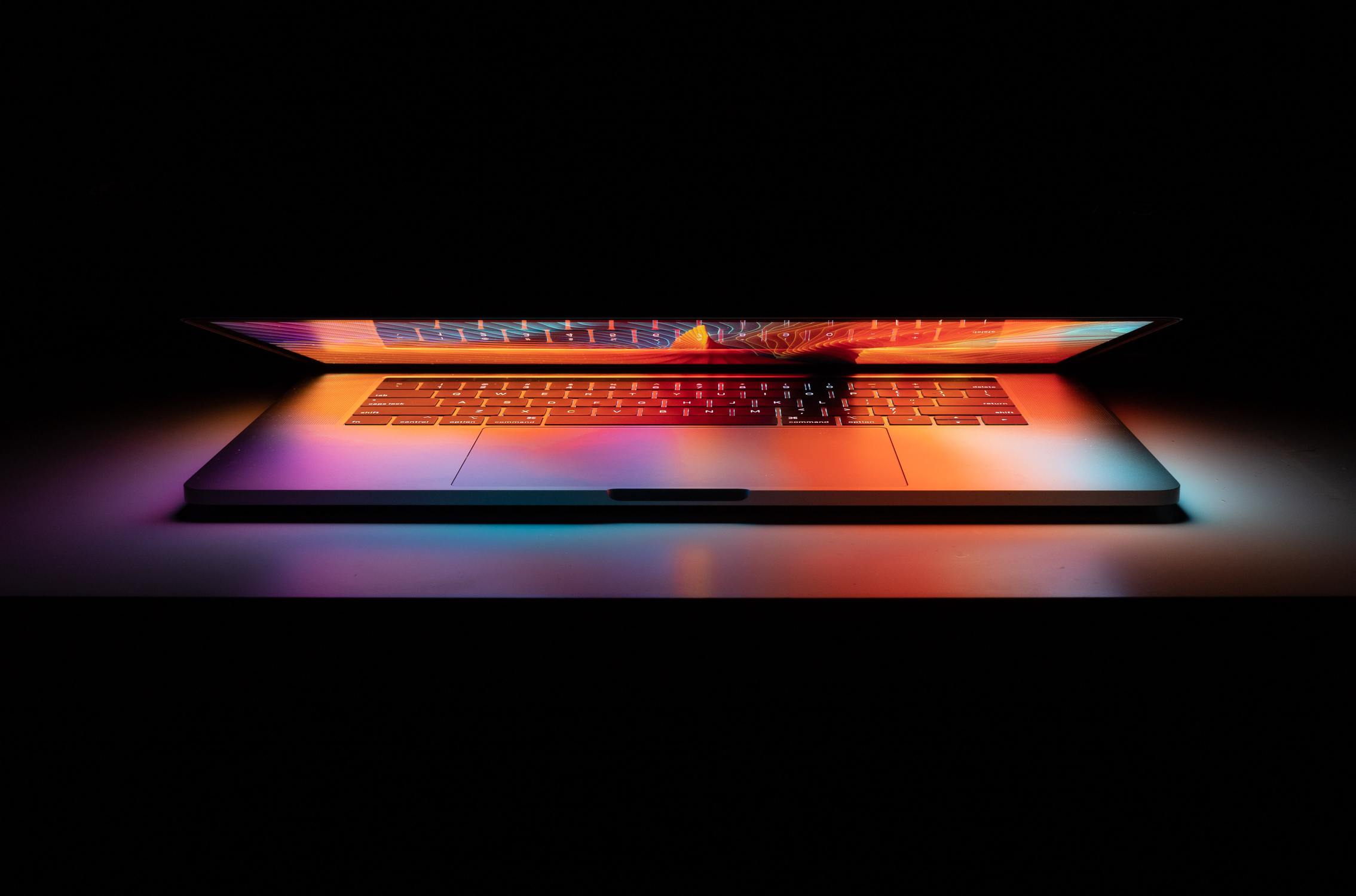 Leuchtender Computer, der Titelbild des Blogartikels zu Computer-Facts darstellt