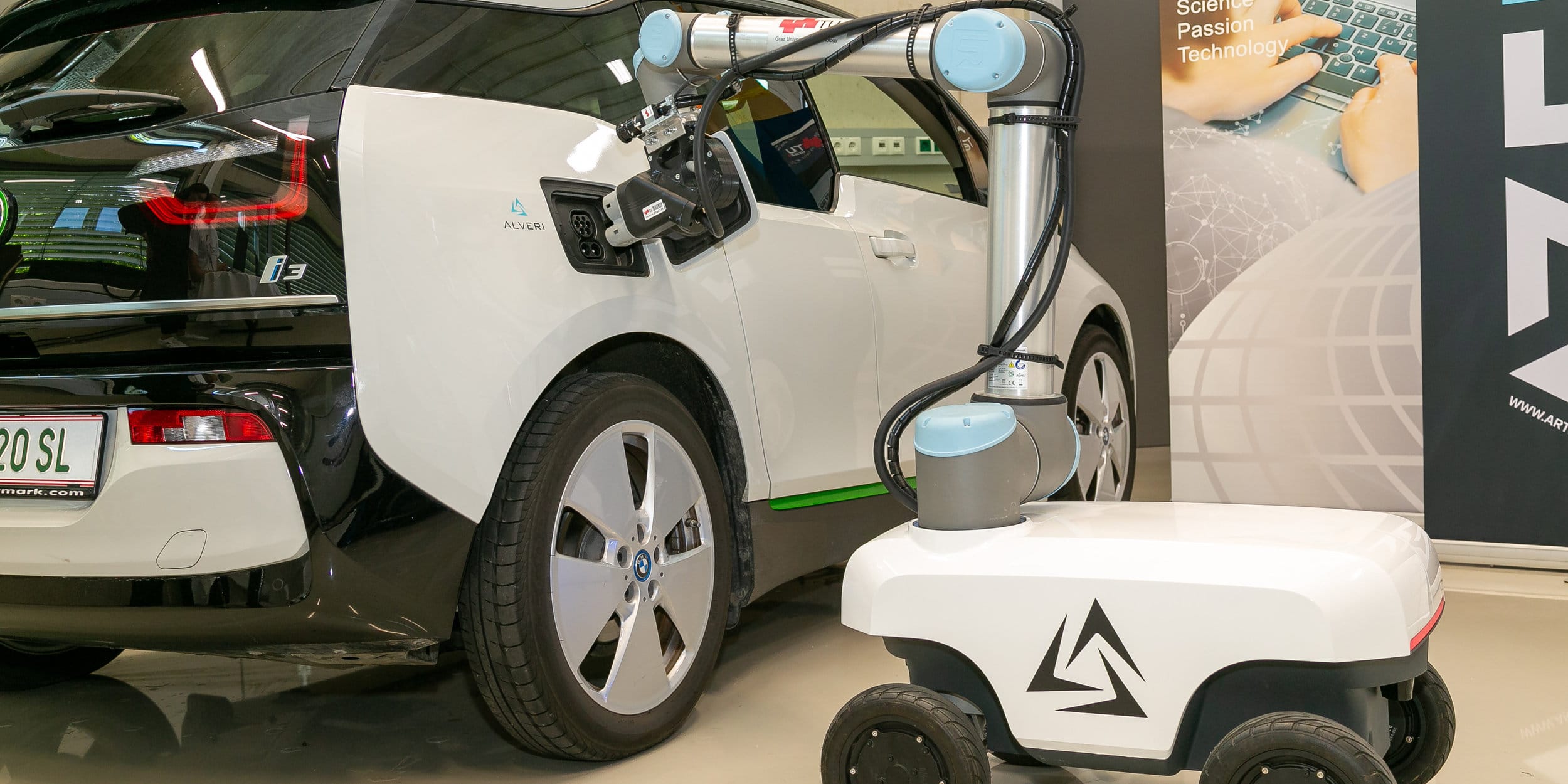 Mobiler Laderoboter für E-Cars der TU Graz, ALVERI und ARTI Robots lädt ein Elektroauto