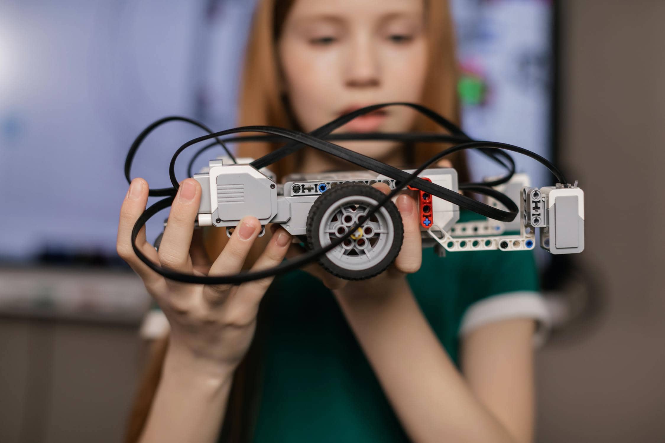 Mädchen hält Fahrzeug-Roboter in der Hand