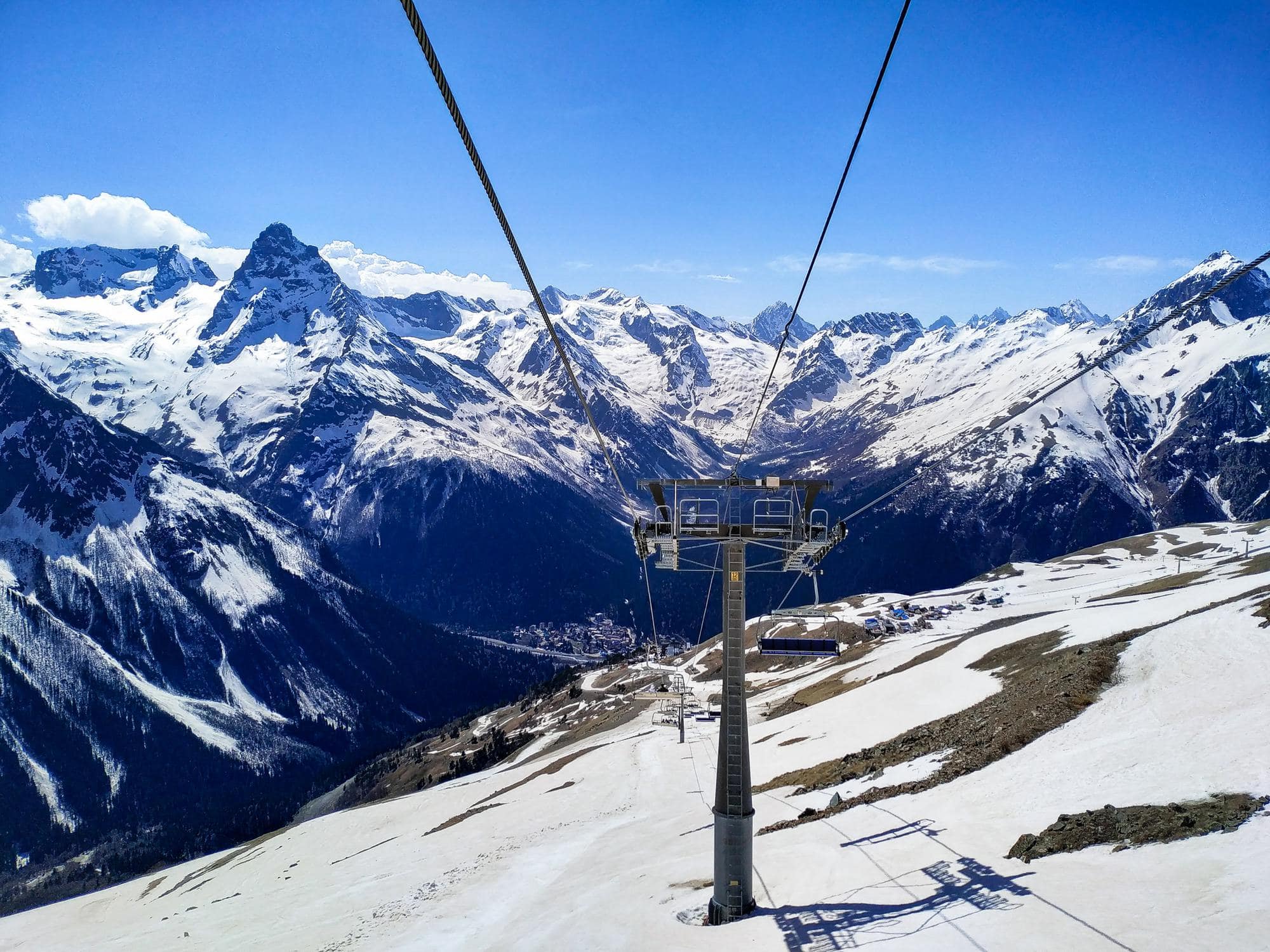 Ausblick auf eine Seilbahn talwärts, um zu veranschaulichen, dass Solar-Seilbahnen zum nachhaltig Skifahren beitragen können.