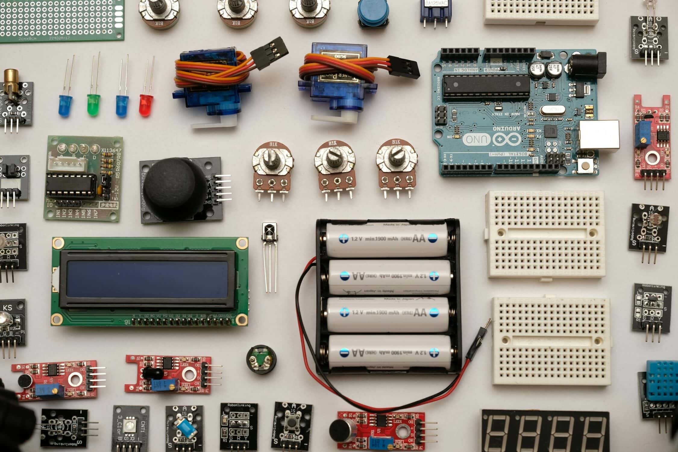 Elektronische Bauteile zur Darstellung des Sommerpraktikums am Institut für Elektronik