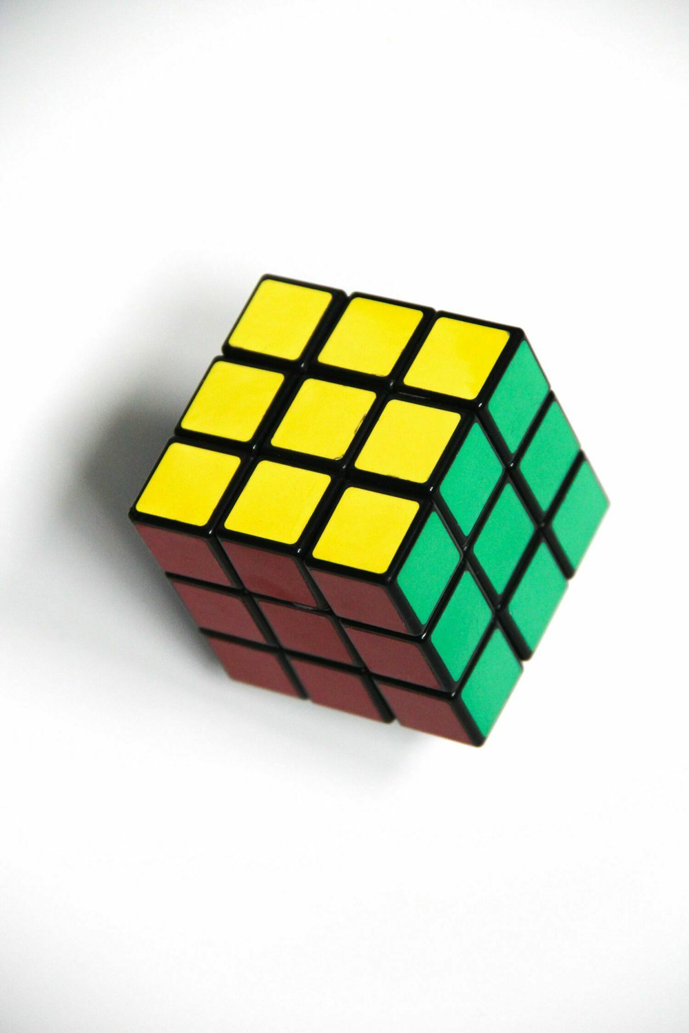 Ein gelöster Rubiks Cube auf weißem Hintergrund, der genauso bunt ist wie die Inhalte dieses Tech-Podcasts