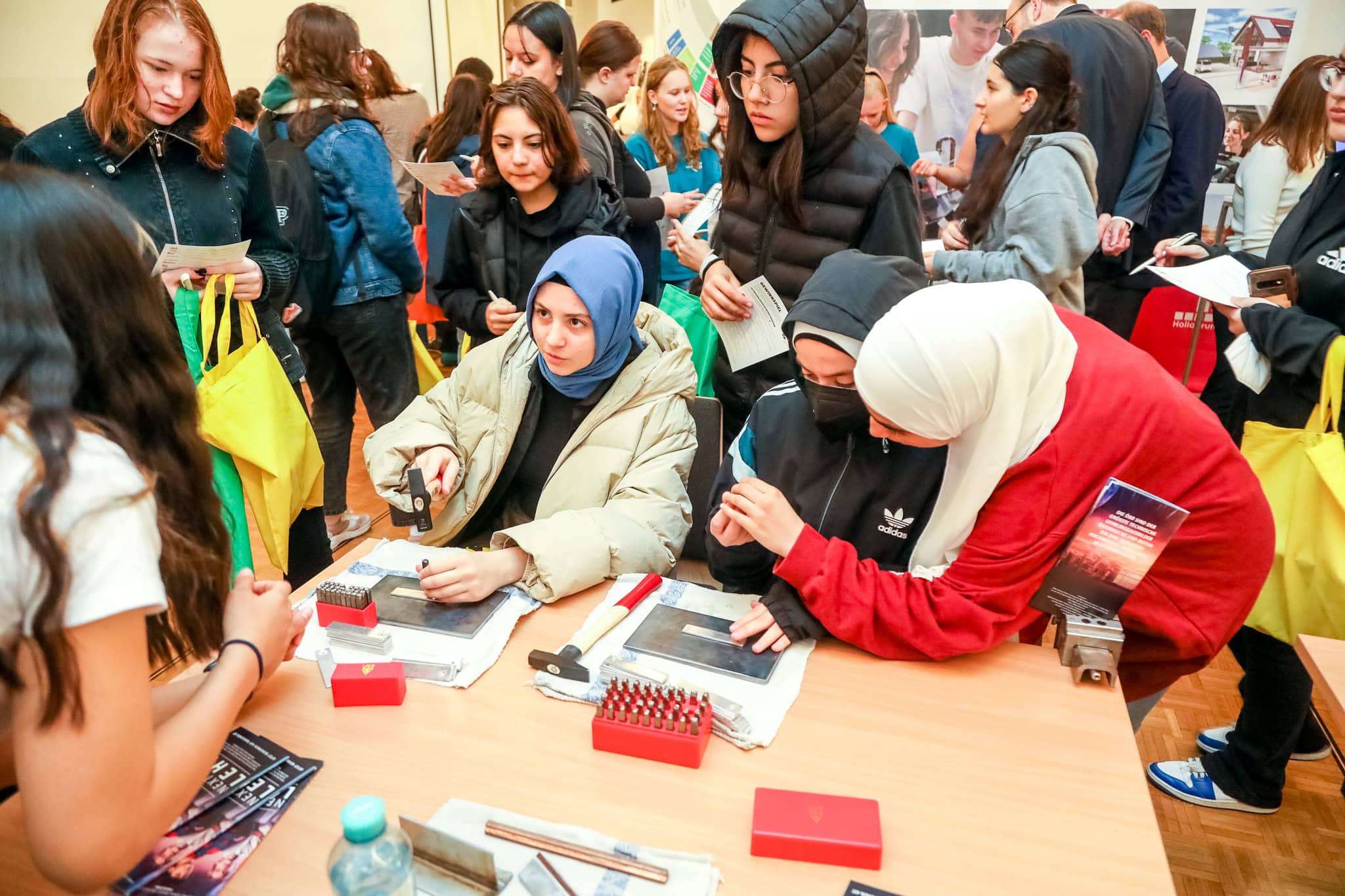 viele Mädchen bei einer Station am Girls! Tech Up Erlebnistag