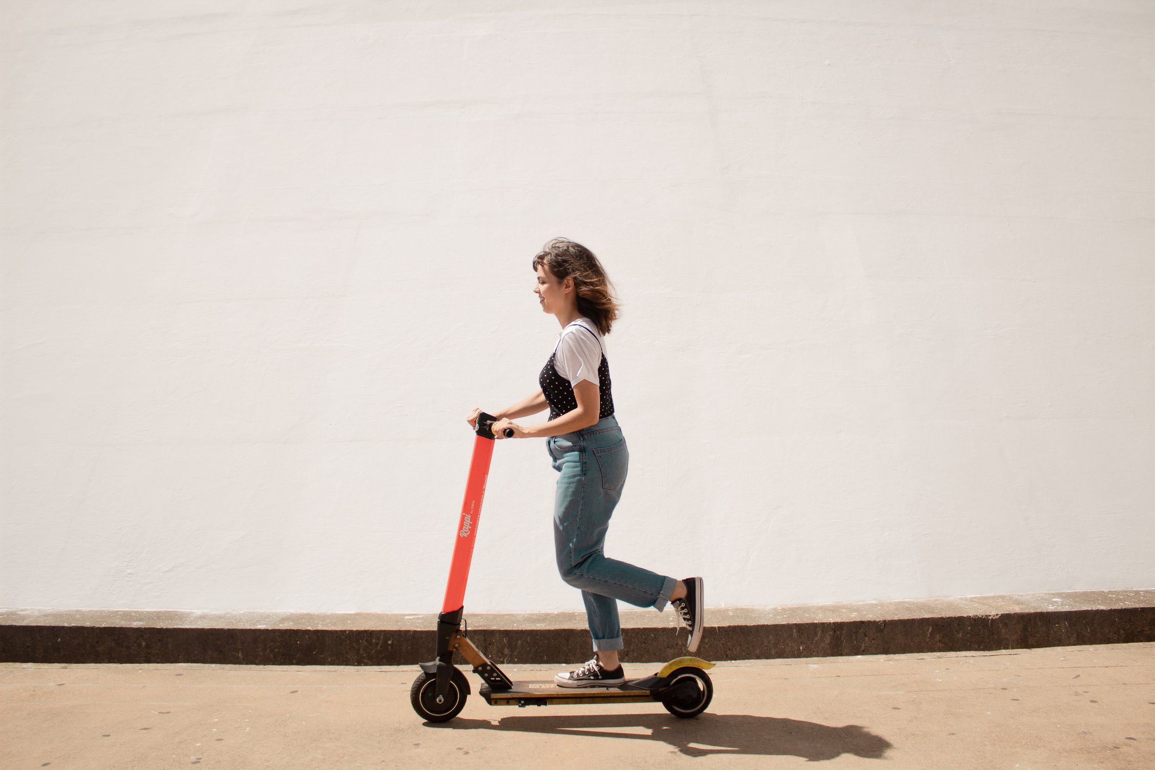 Frau auf E-Scooter.