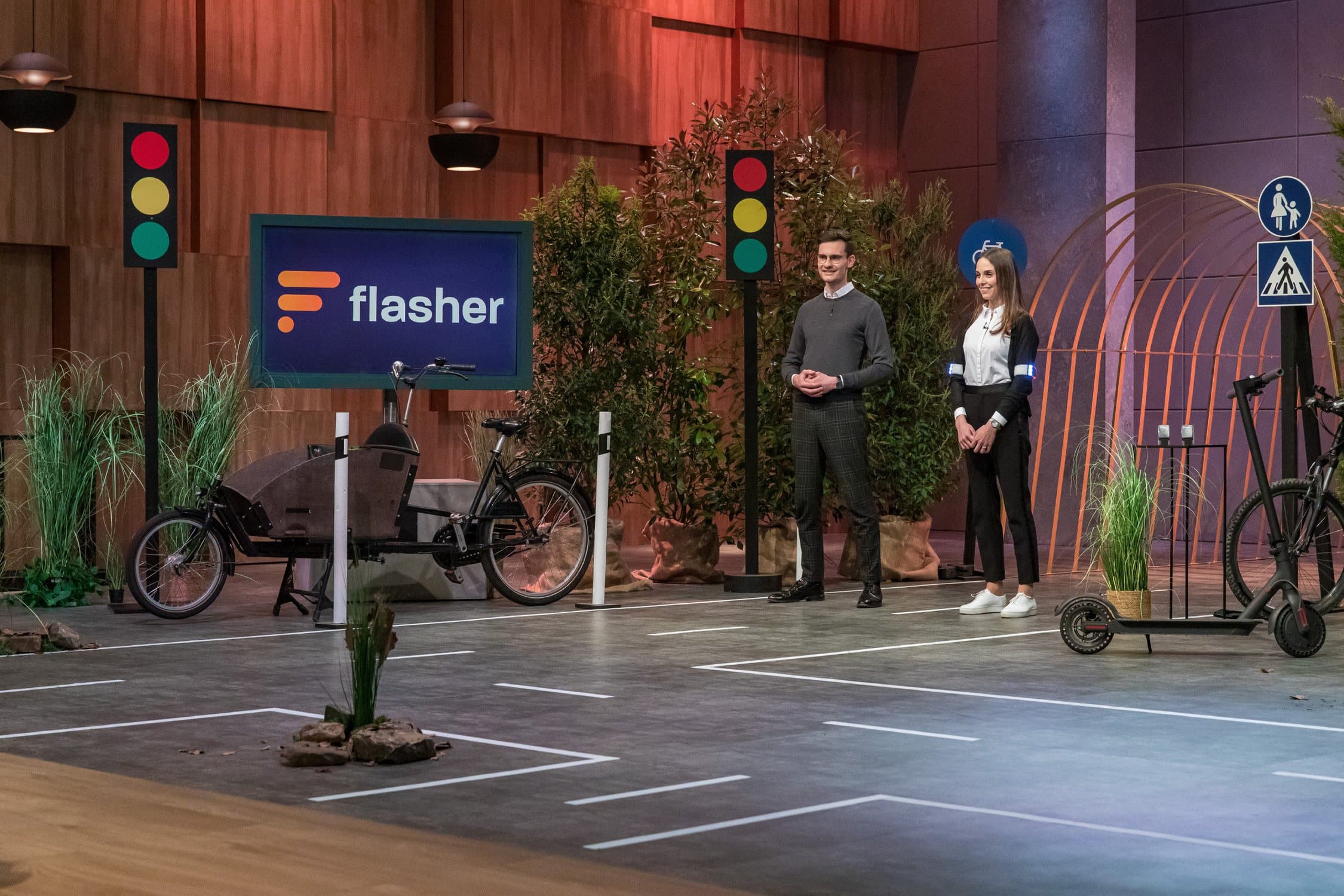 Zwei Personen die bei "Die Höhle der Löwen" ihr Produkt "Flasher" präsentieren.