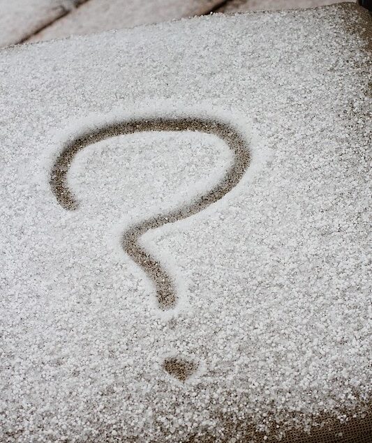 Fragezeichen in Schnee gezeichnet