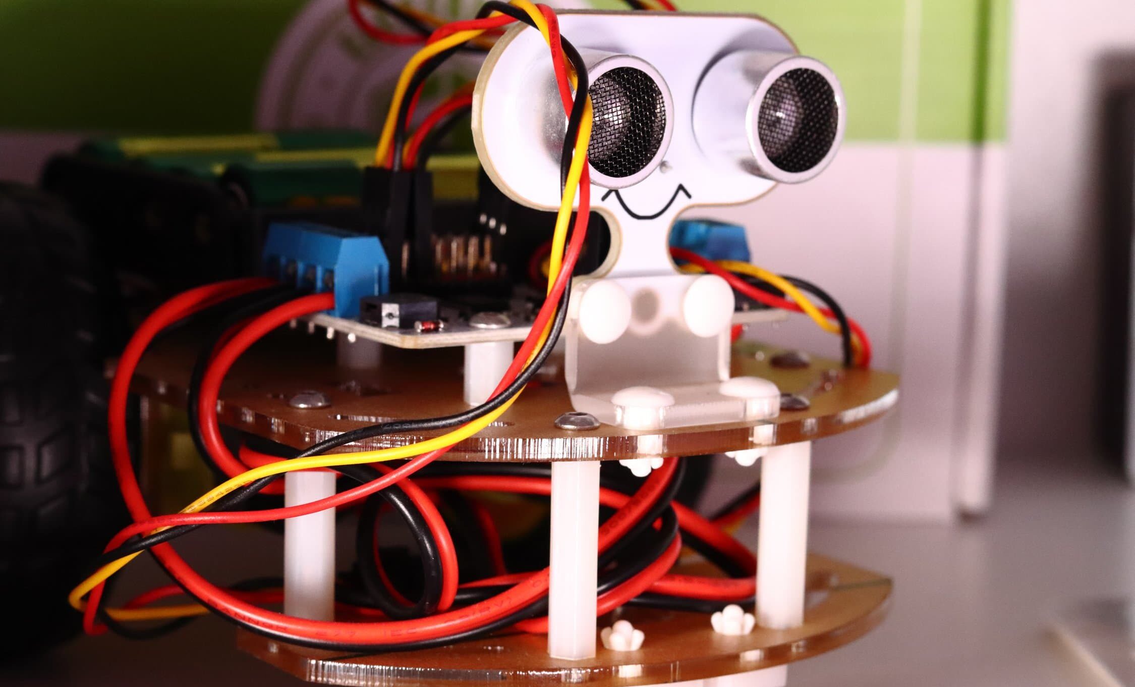 Kleiner Roboter mit großen Augen.